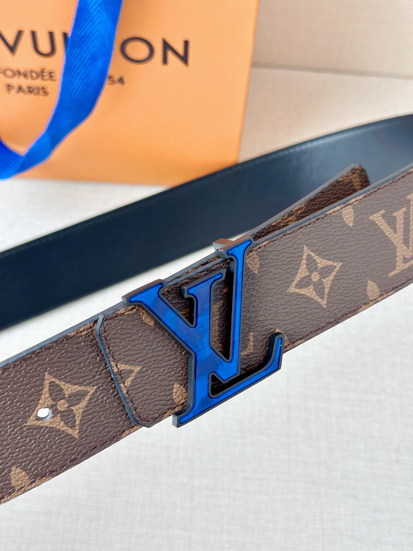 4.0宽 此款双面腰带以标志性的 LV Initiales 搭扣搭配全新 Monogram EcliPs