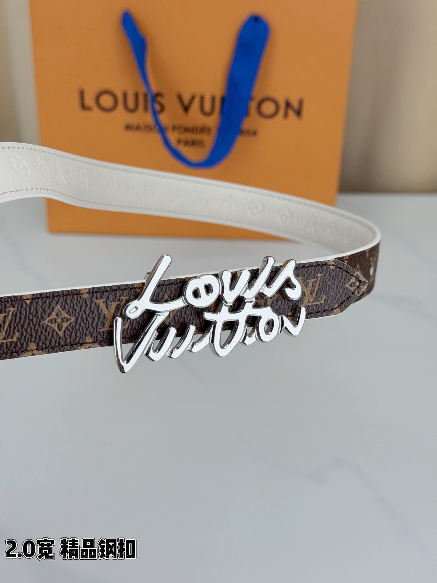 路易威登2.0宽细腰带，经典老花压纹悄然绽放，米白深棕双色可选。花体钢扣镌刻品牌之名，金银光泽温婉流转。