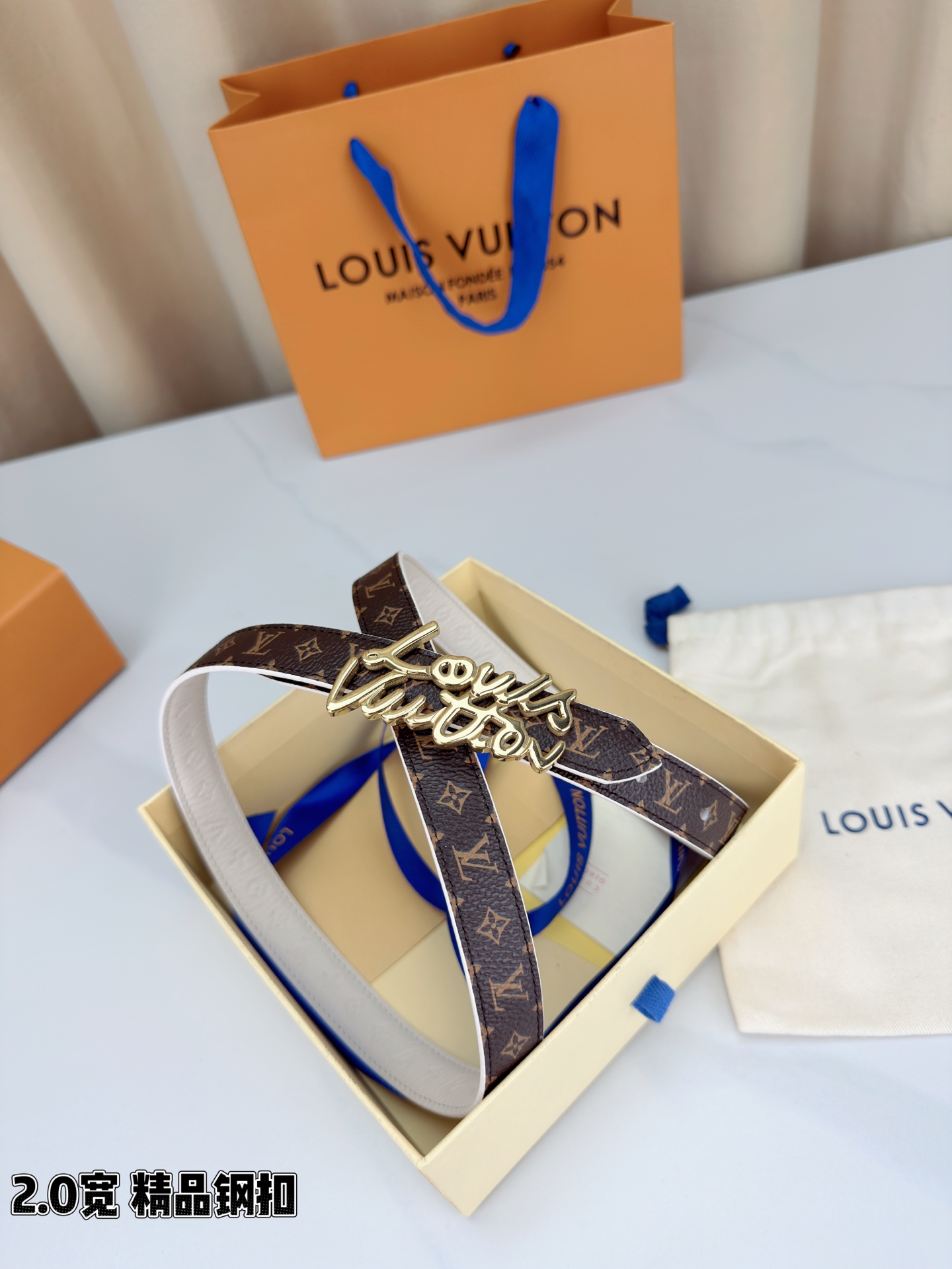 路易威登2.0宽细腰带，经典老花压纹悄然绽放，米白深棕双色可选。花体钢扣镌刻品牌之名，金银光泽温婉流转。