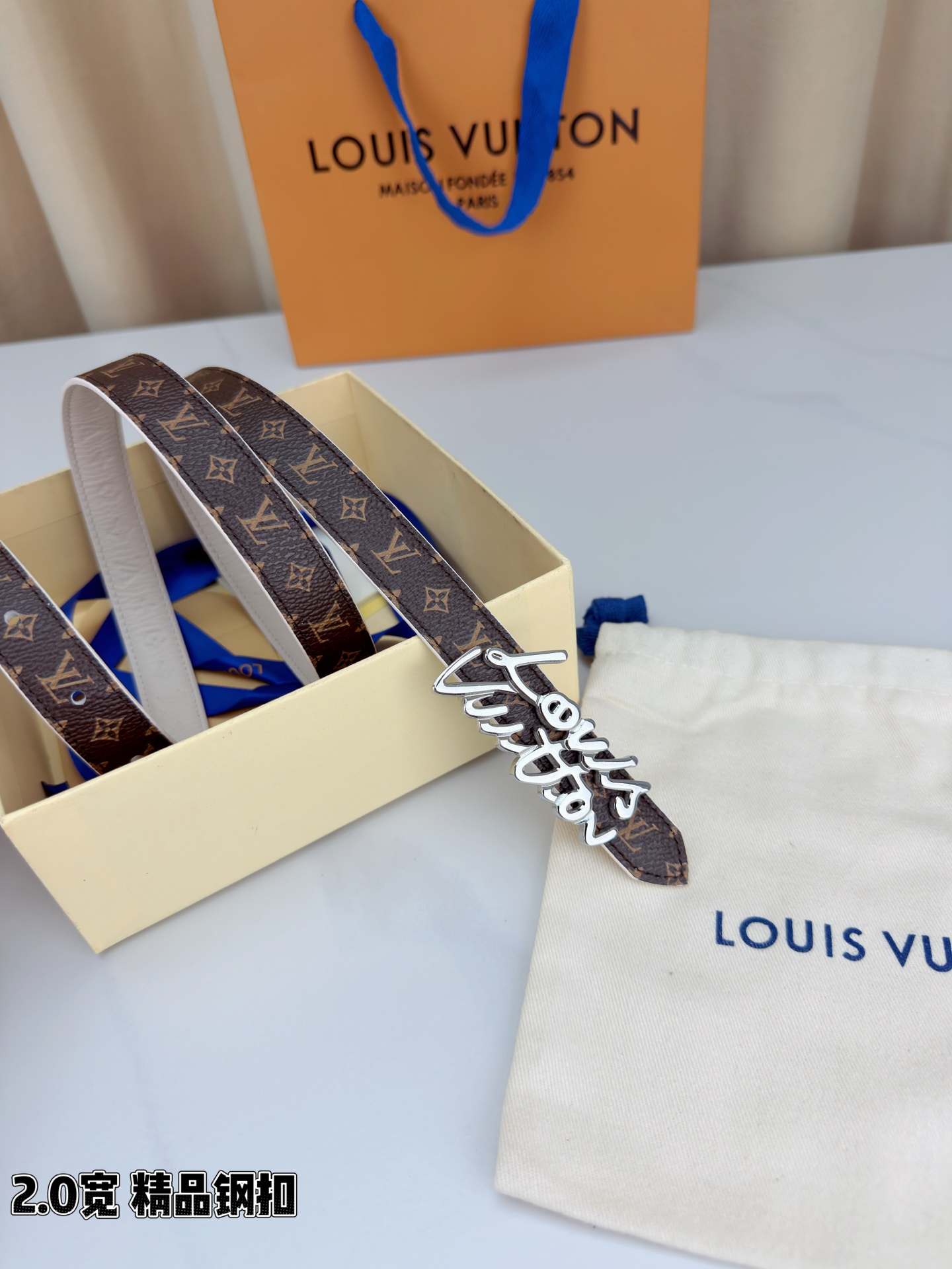 路易威登2.0宽细腰带，经典老花压纹悄然绽放，米白深棕双色可选。花体钢扣镌刻品牌之名，金银光泽温婉流转。