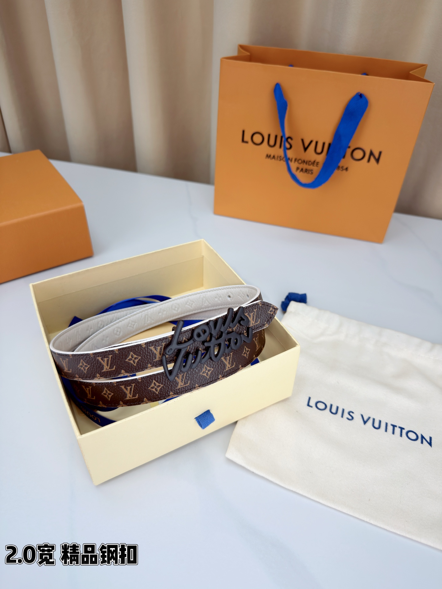 路易威登2.0宽细腰带，经典老花压纹悄然绽放，米白深棕双色可选。花体钢扣镌刻品牌之名，金银光泽温婉流转。