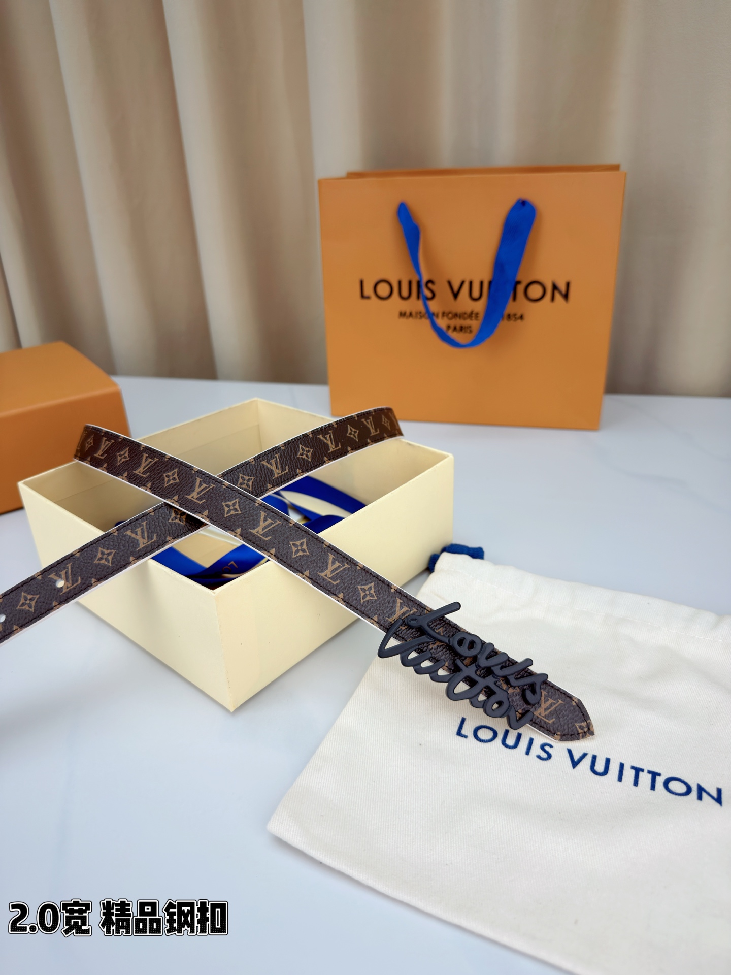 路易威登2.0宽细腰带，经典老花压纹悄然绽放，米白深棕双色可选。花体钢扣镌刻品牌之名，金银光泽温婉流转。