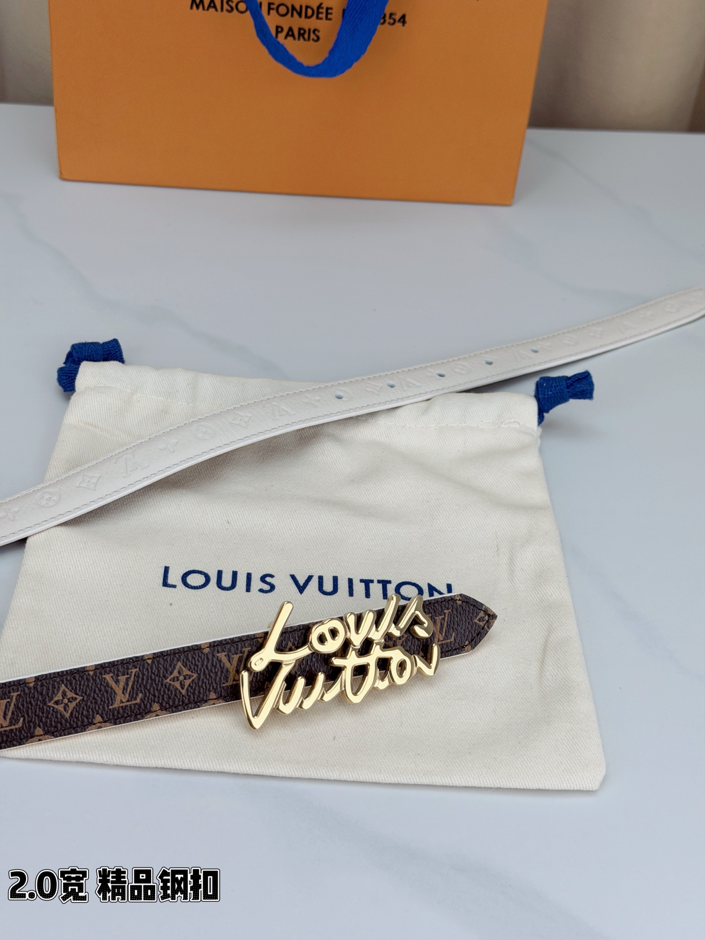 路易威登2.0宽细腰带，经典老花压纹悄然绽放，米白深棕双色可选。花体钢扣镌刻品牌之名，金银光泽温婉流转。