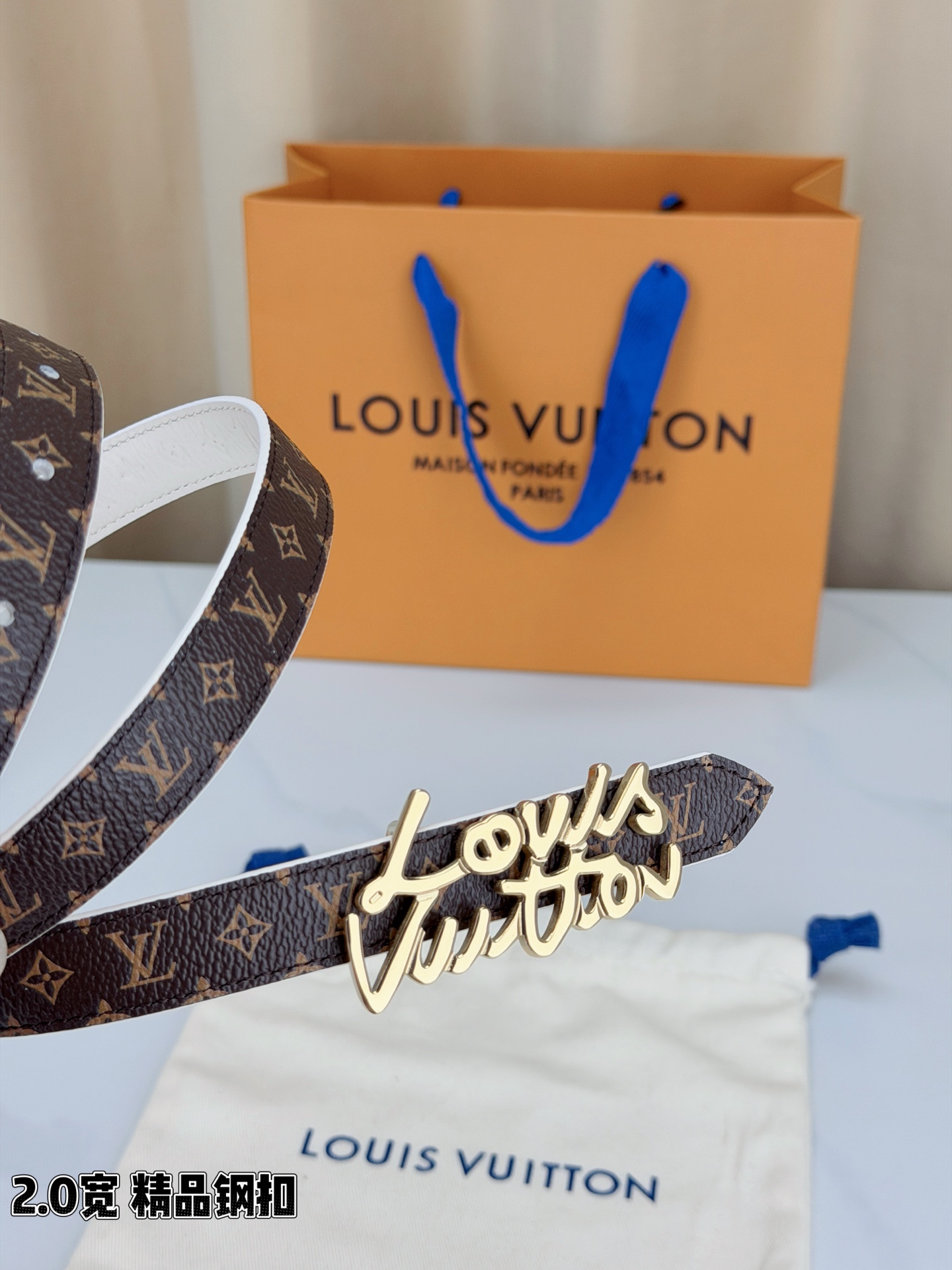 路易威登2.0宽细腰带，经典老花压纹悄然绽放，米白深棕双色可选。花体钢扣镌刻品牌之名，金银光泽温婉流转。