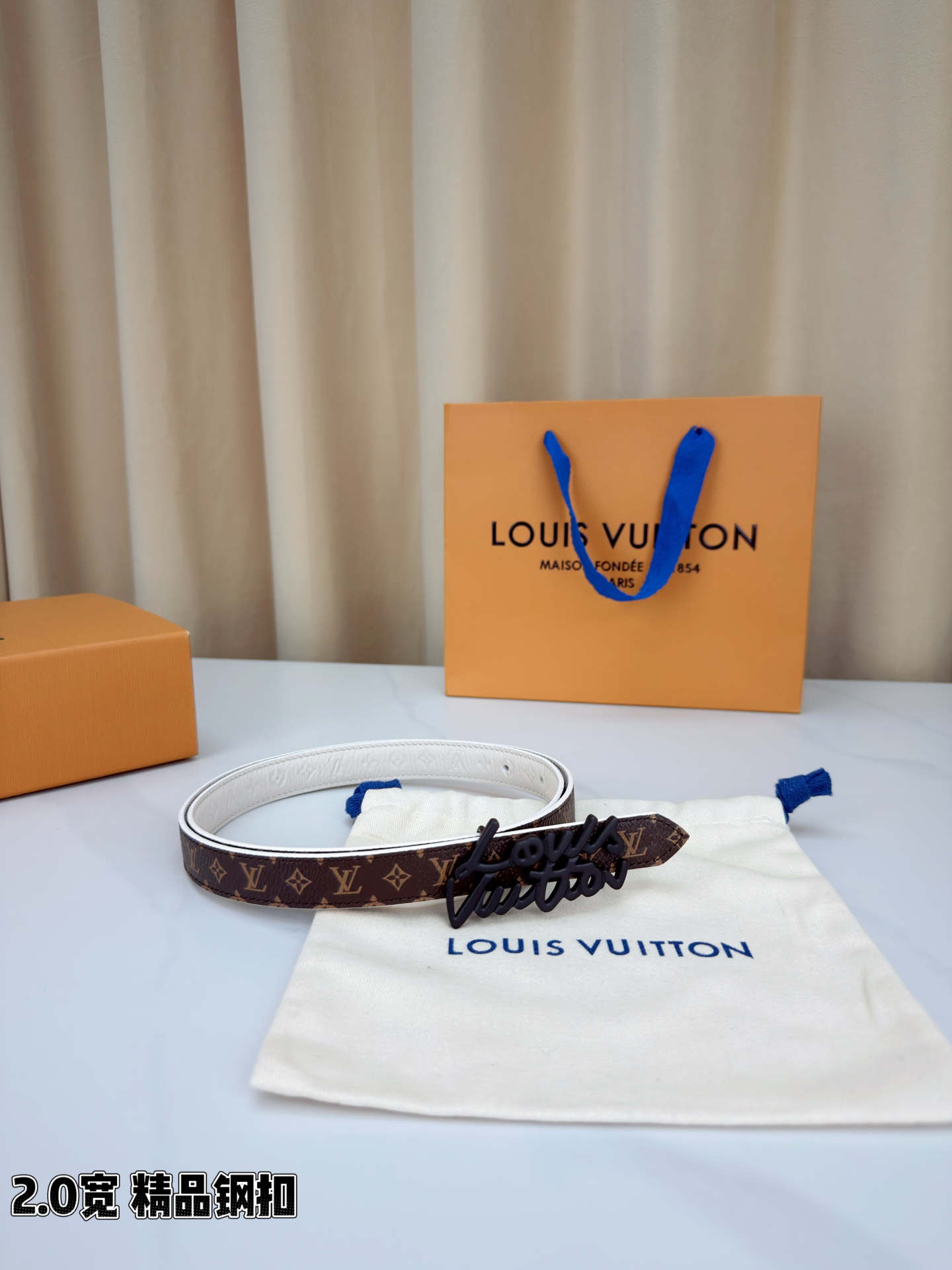 路易威登2.0宽细腰带，经典老花压纹悄然绽放，米白深棕双色可选。花体钢扣镌刻品牌之名，金银光泽温婉流转。