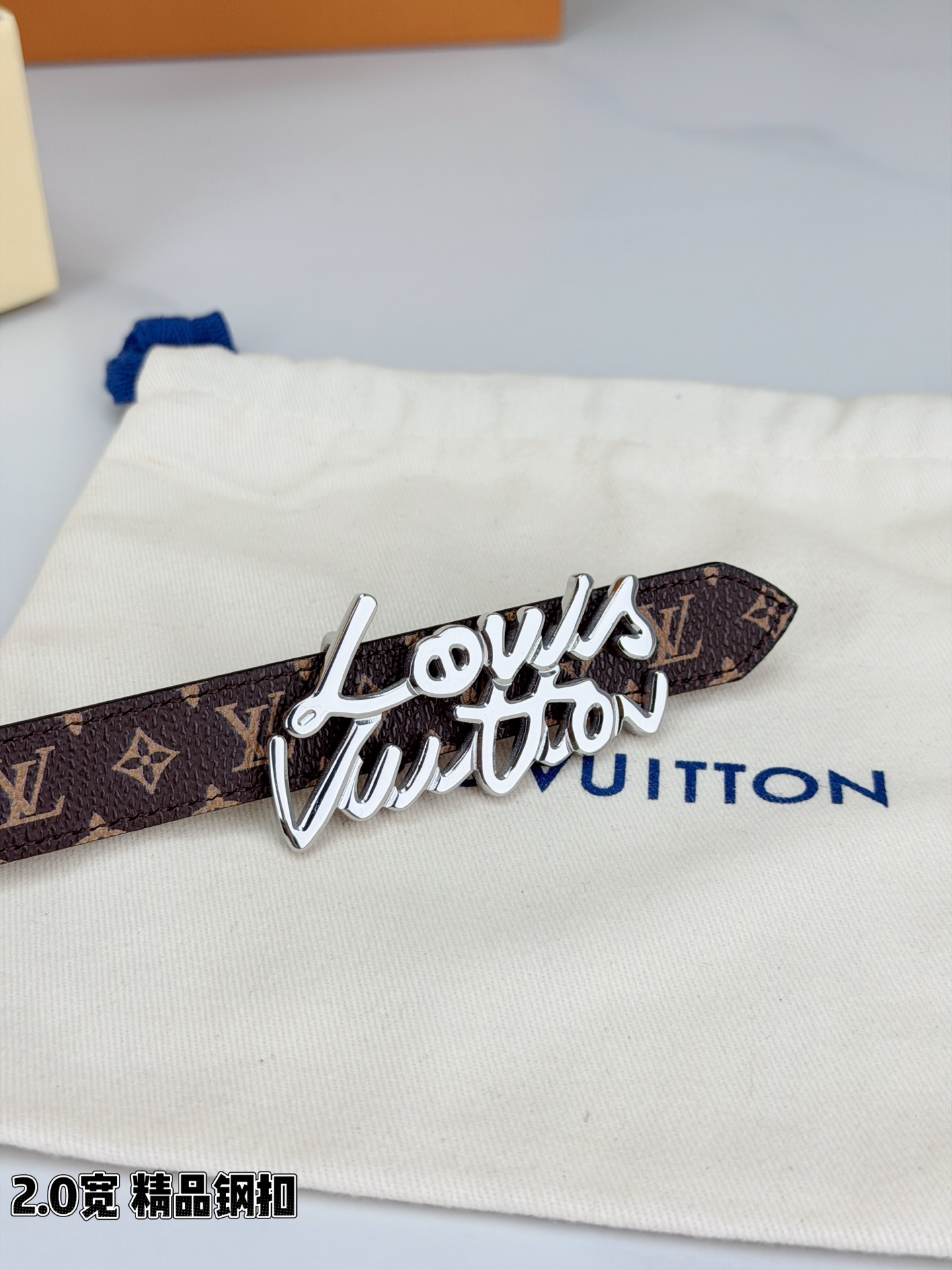 路易威登2.0宽细腰带，经典老花压纹悄然绽放，米白深棕双色可选。花体钢扣镌刻品牌之名，金银光泽温婉流转。