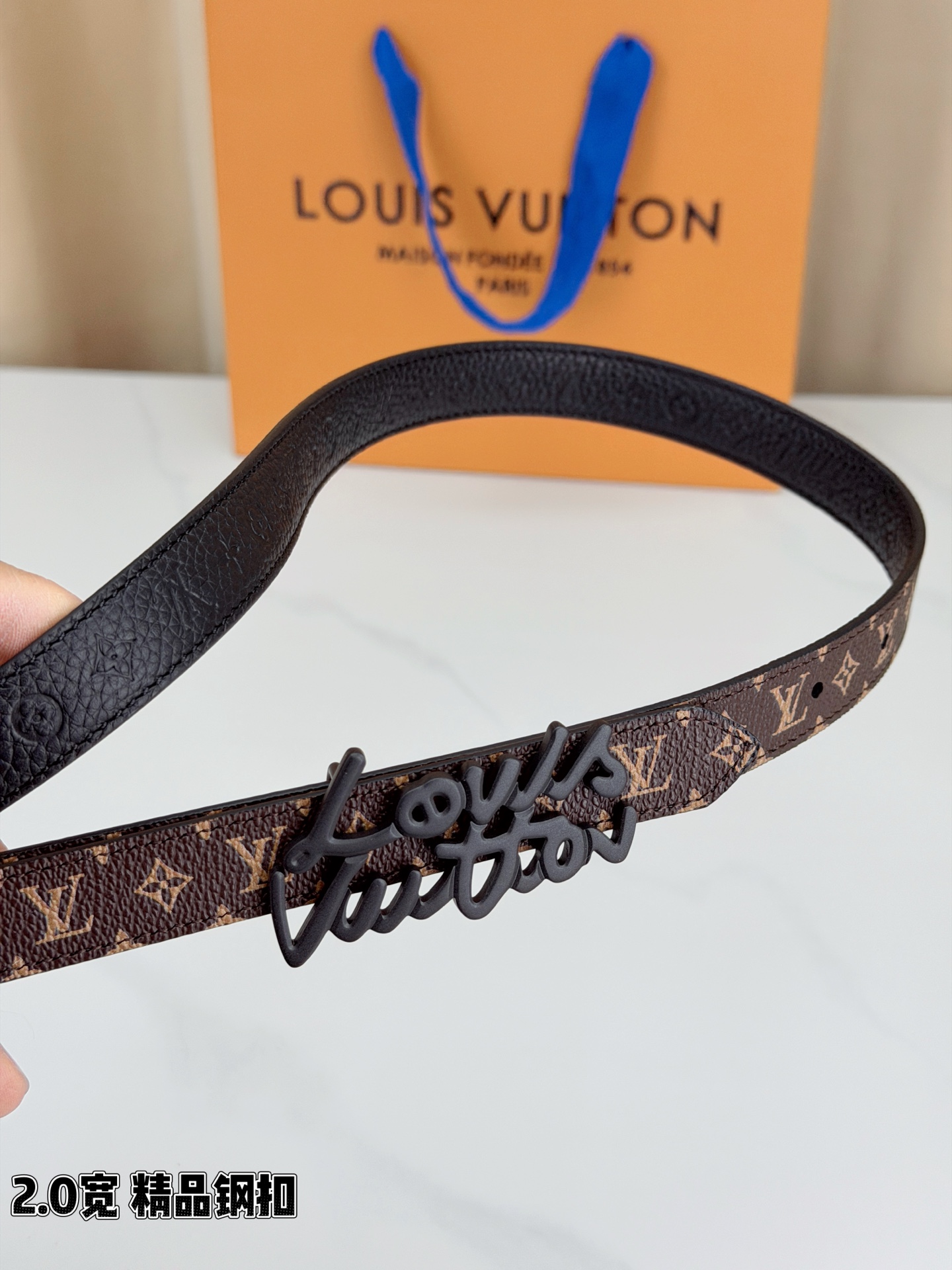 路易威登2.0宽细腰带，经典老花压纹悄然绽放，米白深棕双色可选。花体钢扣镌刻品牌之名，金银光泽温婉流转。