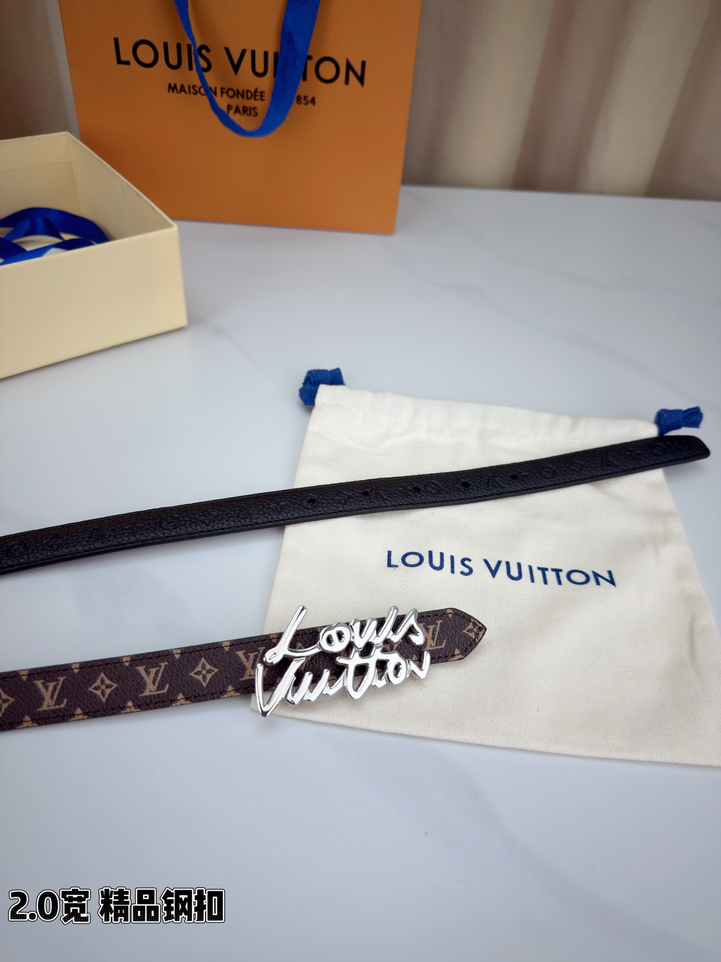 路易威登2.0宽细腰带，经典老花压纹悄然绽放，米白深棕双色可选。花体钢扣镌刻品牌之名，金银光泽温婉流转。