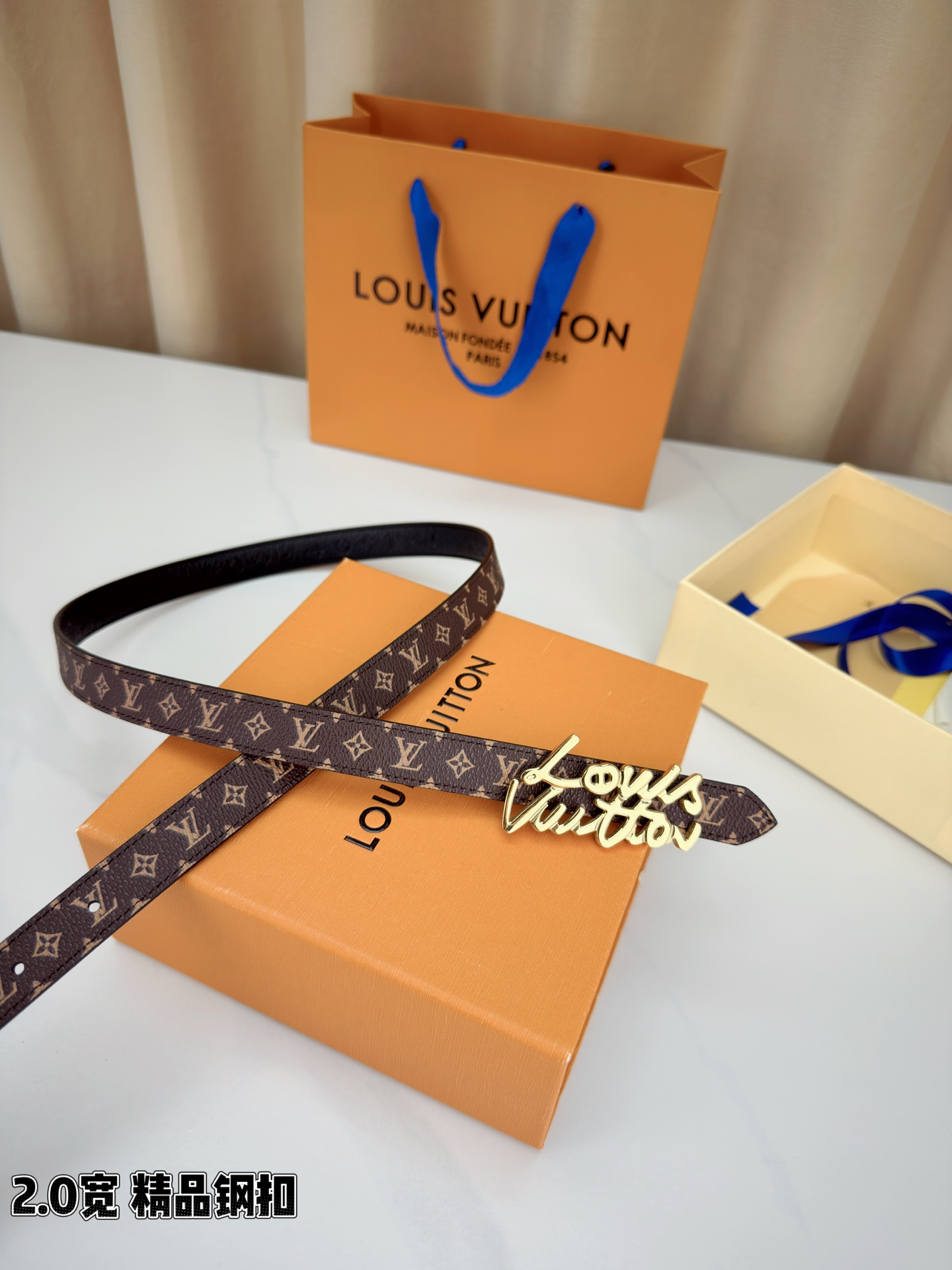 路易威登2.0宽细腰带，经典老花压纹悄然绽放，米白深棕双色可选。花体钢扣镌刻品牌之名，金银光泽温婉流转。