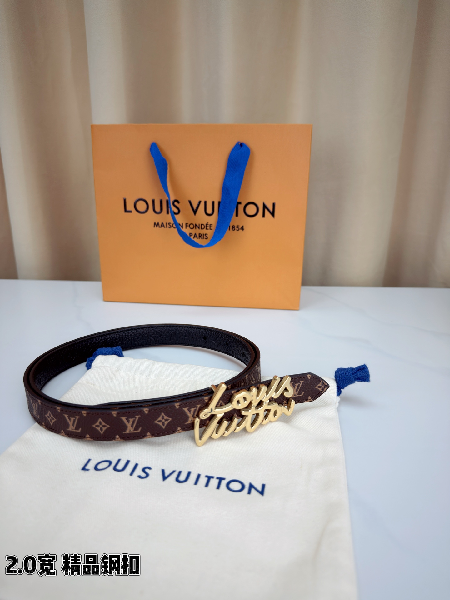 路易威登2.0宽细腰带，经典老花压纹悄然绽放，米白深棕双色可选。花体钢扣镌刻品牌之名，金银光泽温婉流转。