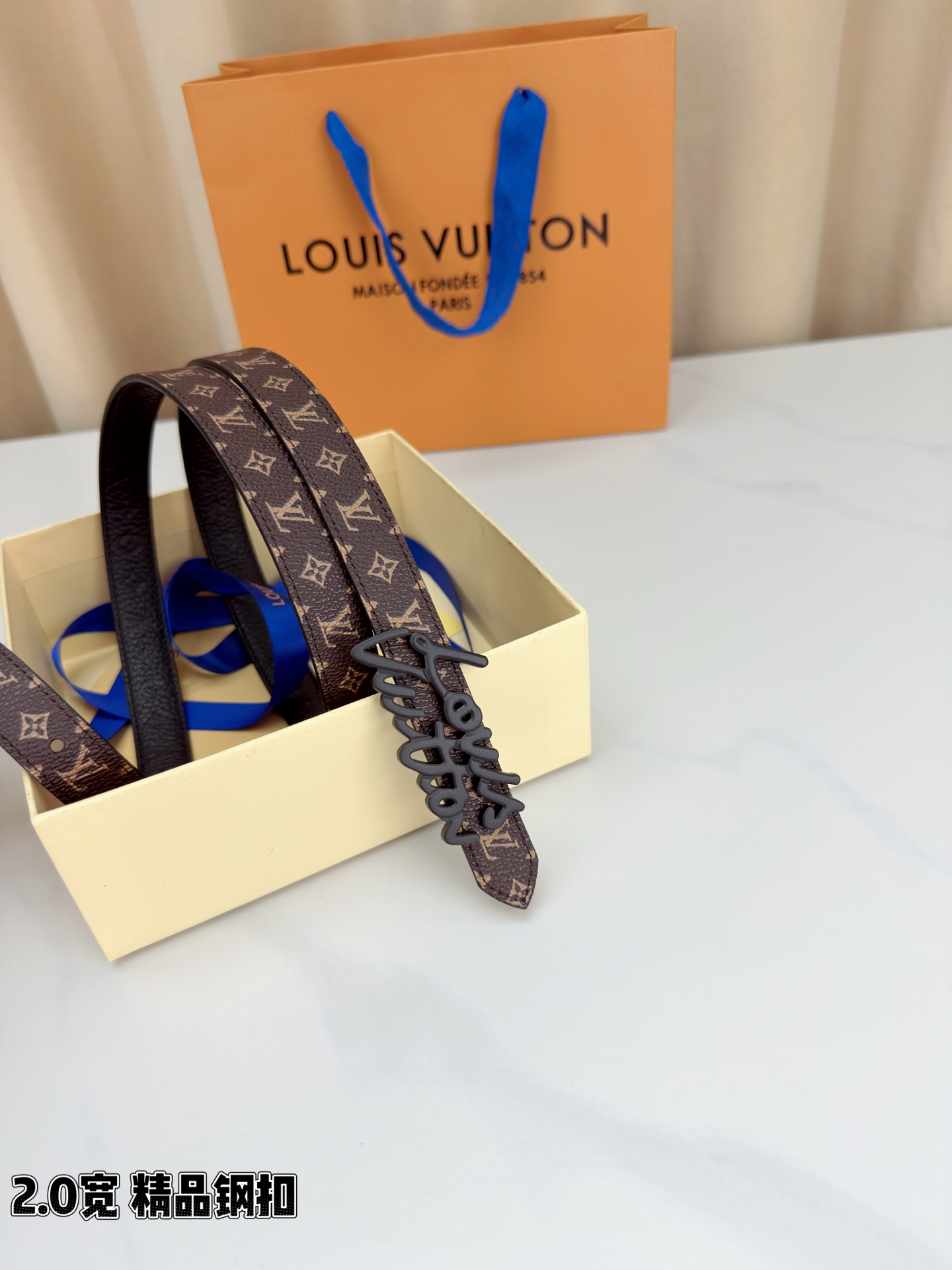 路易威登2.0宽细腰带，经典老花压纹悄然绽放，米白深棕双色可选。花体钢扣镌刻品牌之名，金银光泽温婉流转。