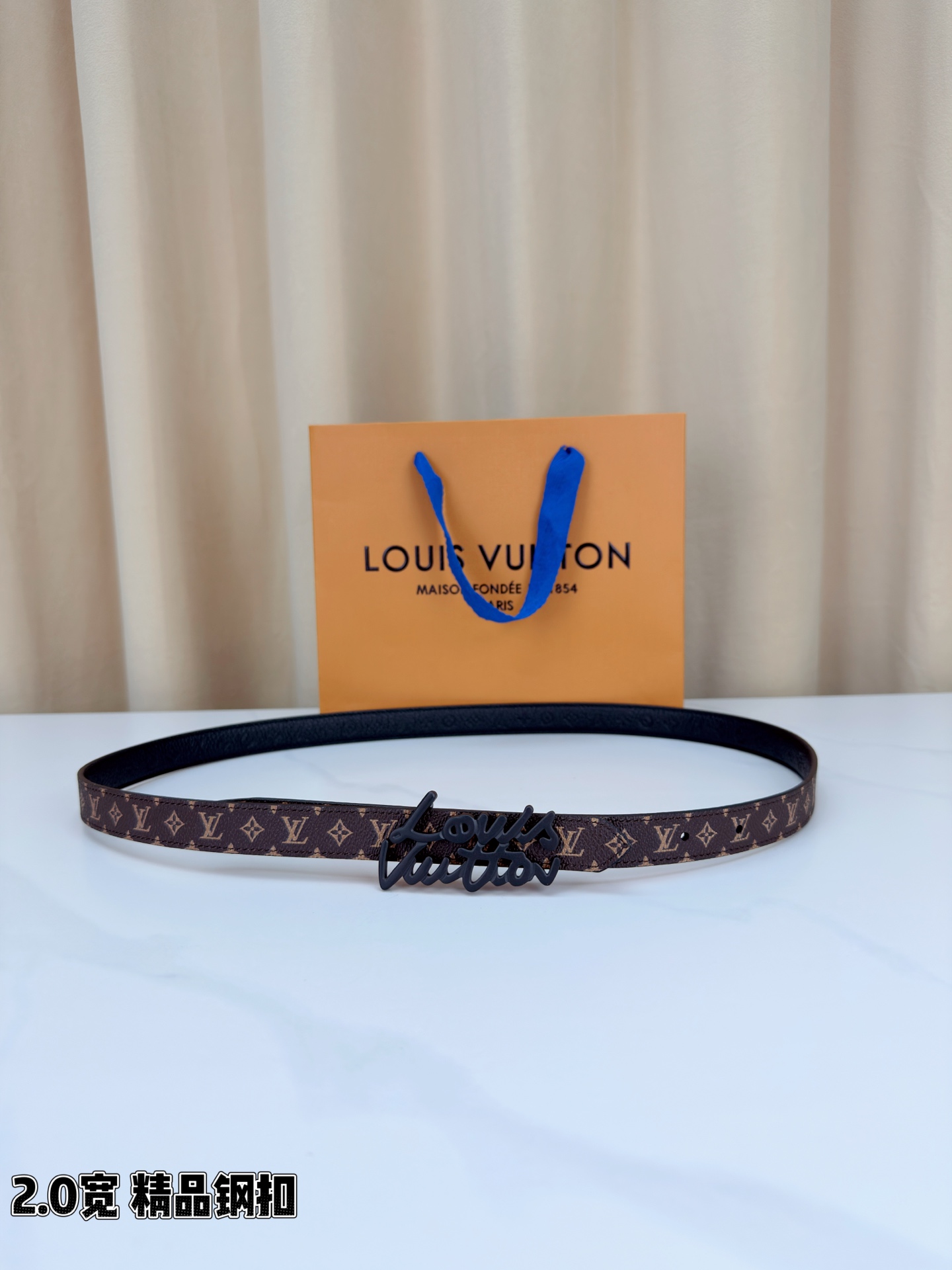 路易威登2.0宽细腰带，经典老花压纹悄然绽放，米白深棕双色可选。花体钢扣镌刻品牌之名，金银光泽温婉流转。