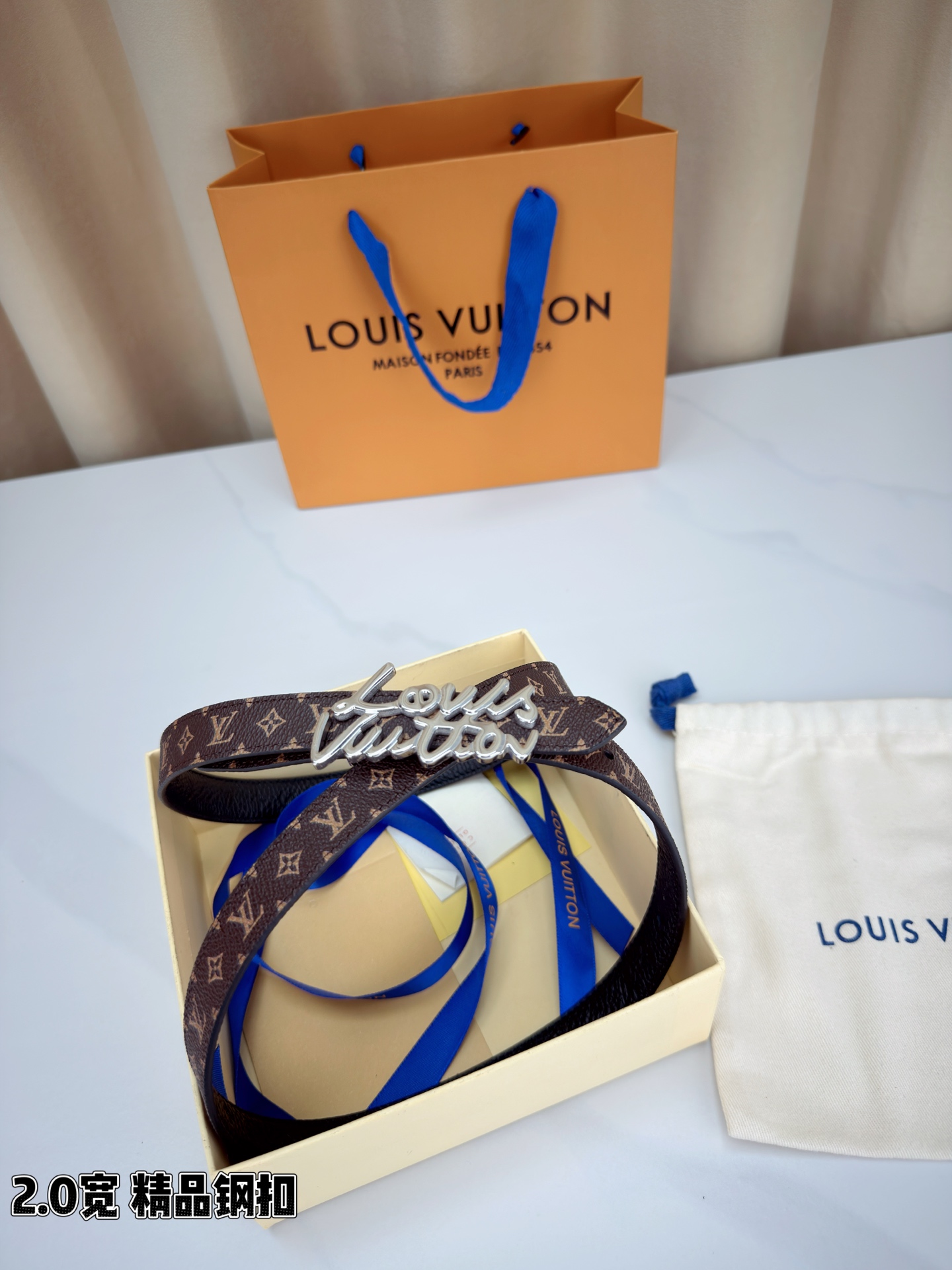 路易威登2.0宽细腰带，经典老花压纹悄然绽放，米白深棕双色可选。花体钢扣镌刻品牌之名，金银光泽温婉流转。