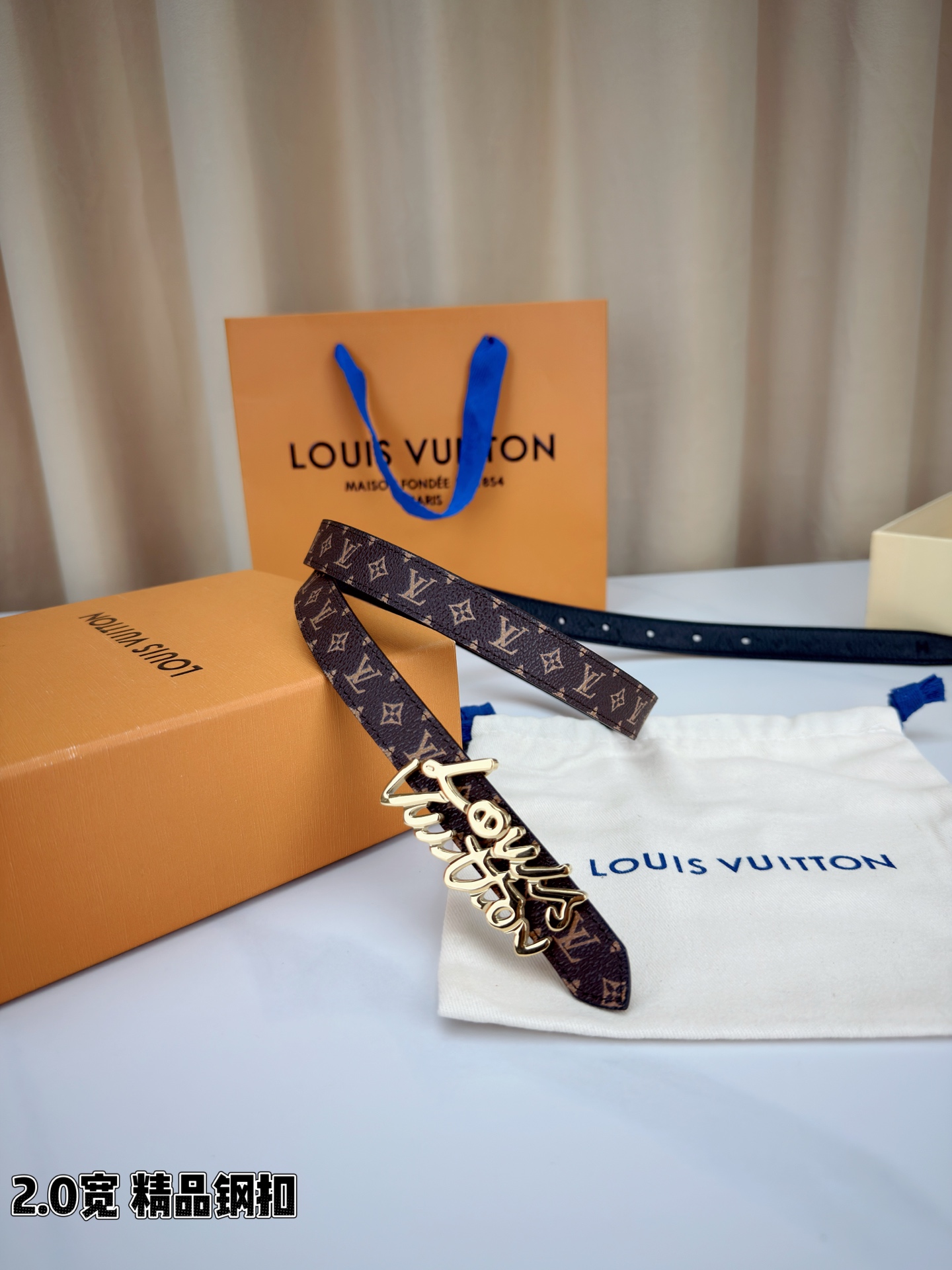 路易威登2.0宽细腰带，经典老花压纹悄然绽放，米白深棕双色可选。花体钢扣镌刻品牌之名，金银光泽温婉流转。