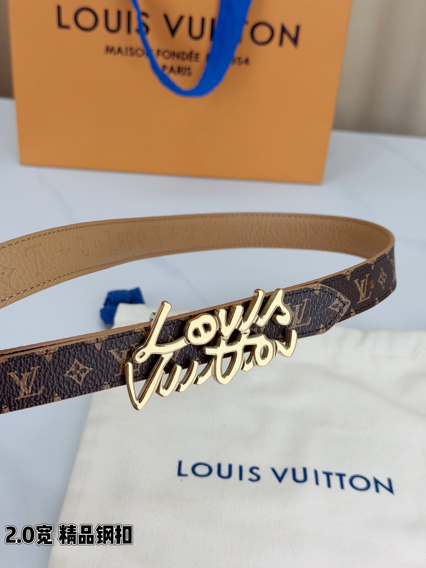 路易威登2.0宽细腰带，经典老花压纹悄然绽放，米白深棕双色可选。花体钢扣镌刻品牌之名，金银光泽温婉流转。