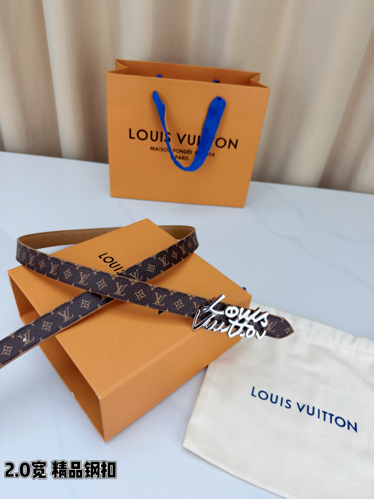 路易威登2.0宽细腰带，经典老花压纹悄然绽放，米白深棕双色可选。花体钢扣镌刻品牌之名，金银光泽温婉流转。
