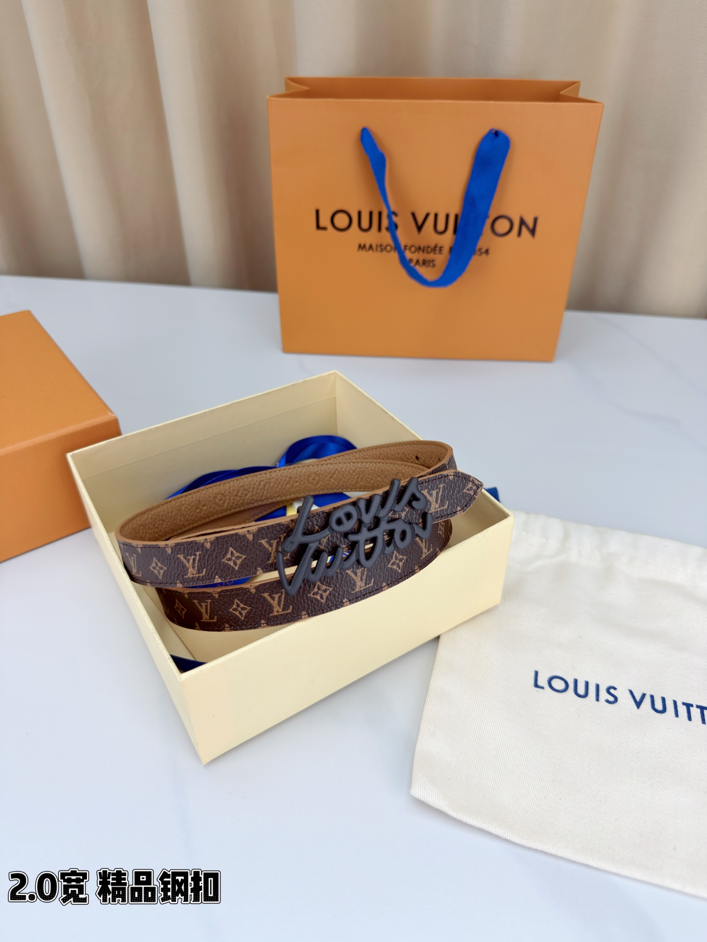 路易威登2.0宽细腰带，经典老花压纹悄然绽放，米白深棕双色可选。花体钢扣镌刻品牌之名，金银光泽温婉流转。