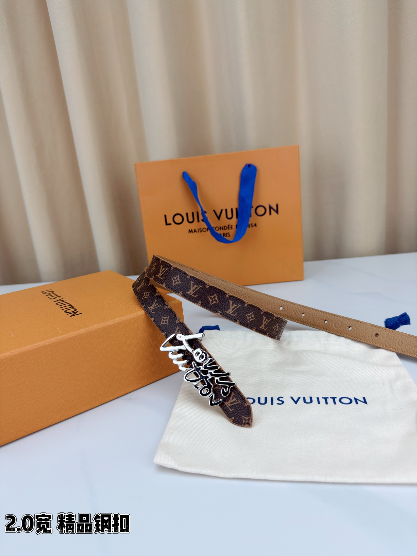 路易威登2.0宽细腰带，经典老花压纹悄然绽放，米白深棕双色可选。花体钢扣镌刻品牌之名，金银光泽温婉流转。