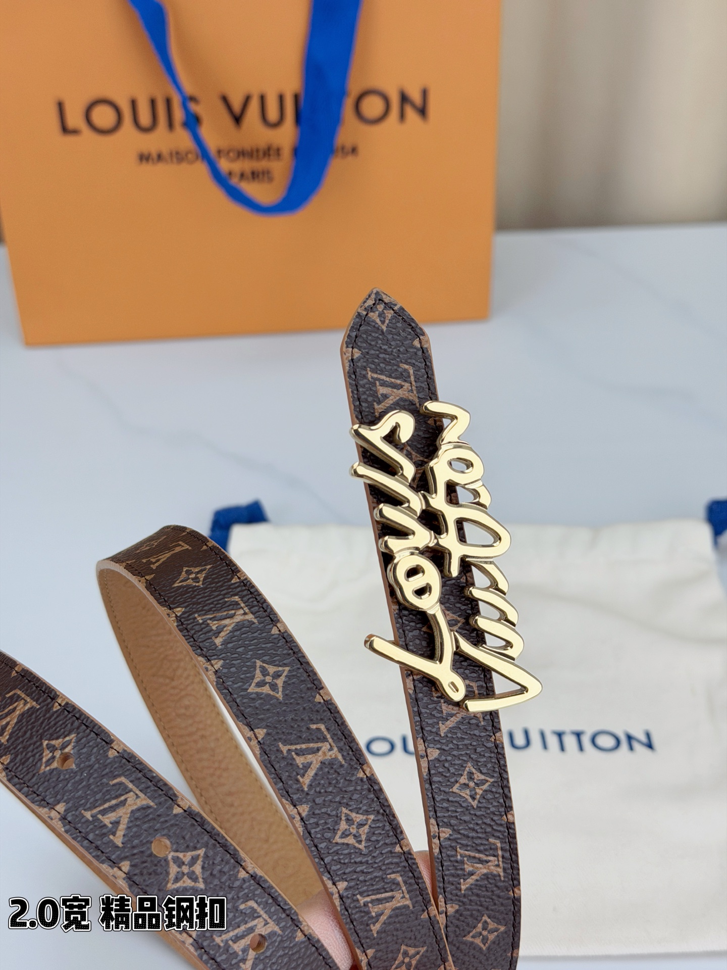 路易威登2.0宽细腰带，经典老花压纹悄然绽放，米白深棕双色可选。花体钢扣镌刻品牌之名，金银光泽温婉流转。