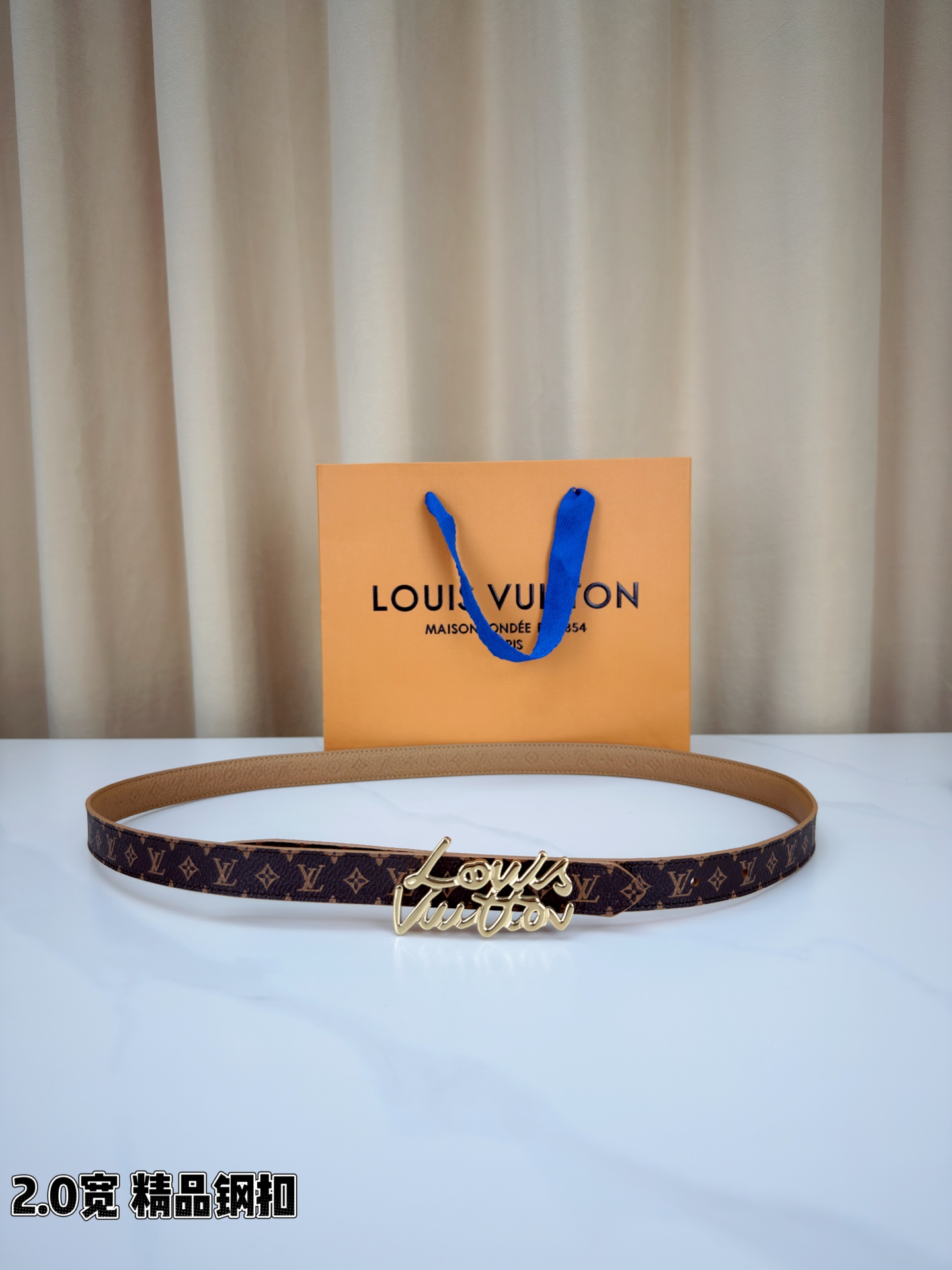 路易威登2.0宽细腰带，经典老花压纹悄然绽放，米白深棕双色可选。花体钢扣镌刻品牌之名，金银光泽温婉流转。