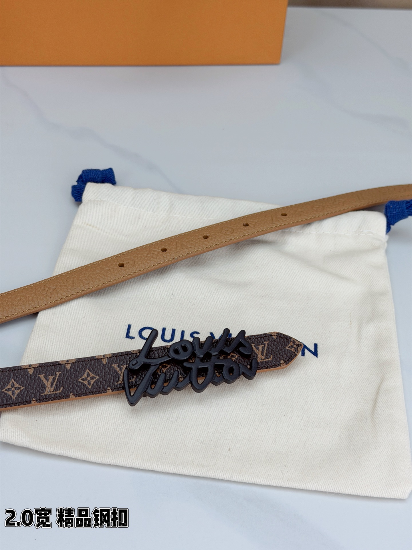 路易威登2.0宽细腰带，经典老花压纹悄然绽放，米白深棕双色可选。花体钢扣镌刻品牌之名，金银光泽温婉流转。