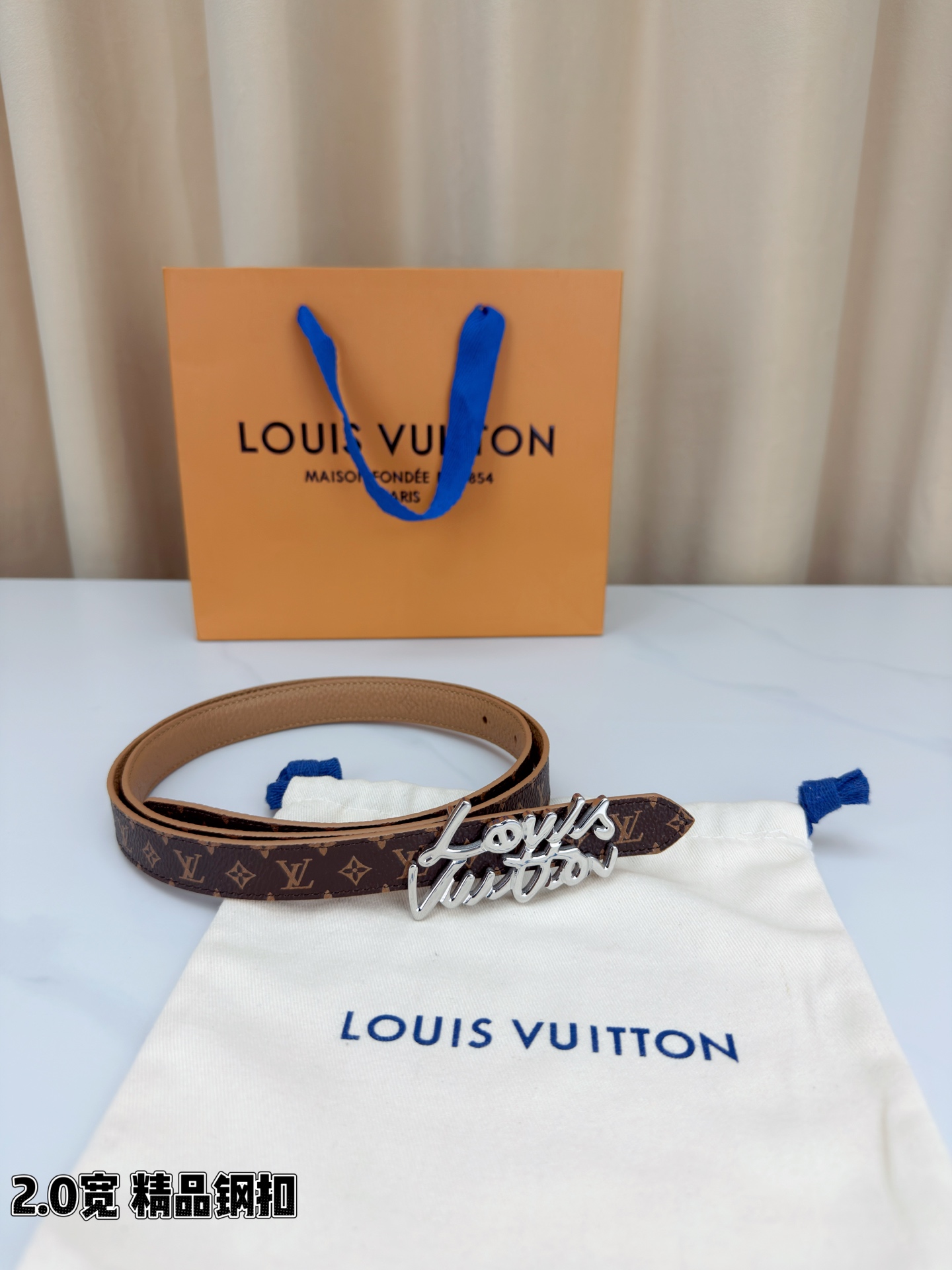 路易威登2.0宽细腰带，经典老花压纹悄然绽放，米白深棕双色可选。花体钢扣镌刻品牌之名，金银光泽温婉流转。