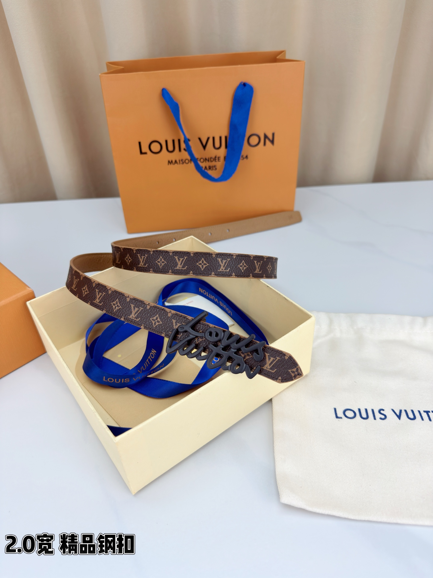 路易威登2.0宽细腰带，经典老花压纹悄然绽放，米白深棕双色可选。花体钢扣镌刻品牌之名，金银光泽温婉流转。