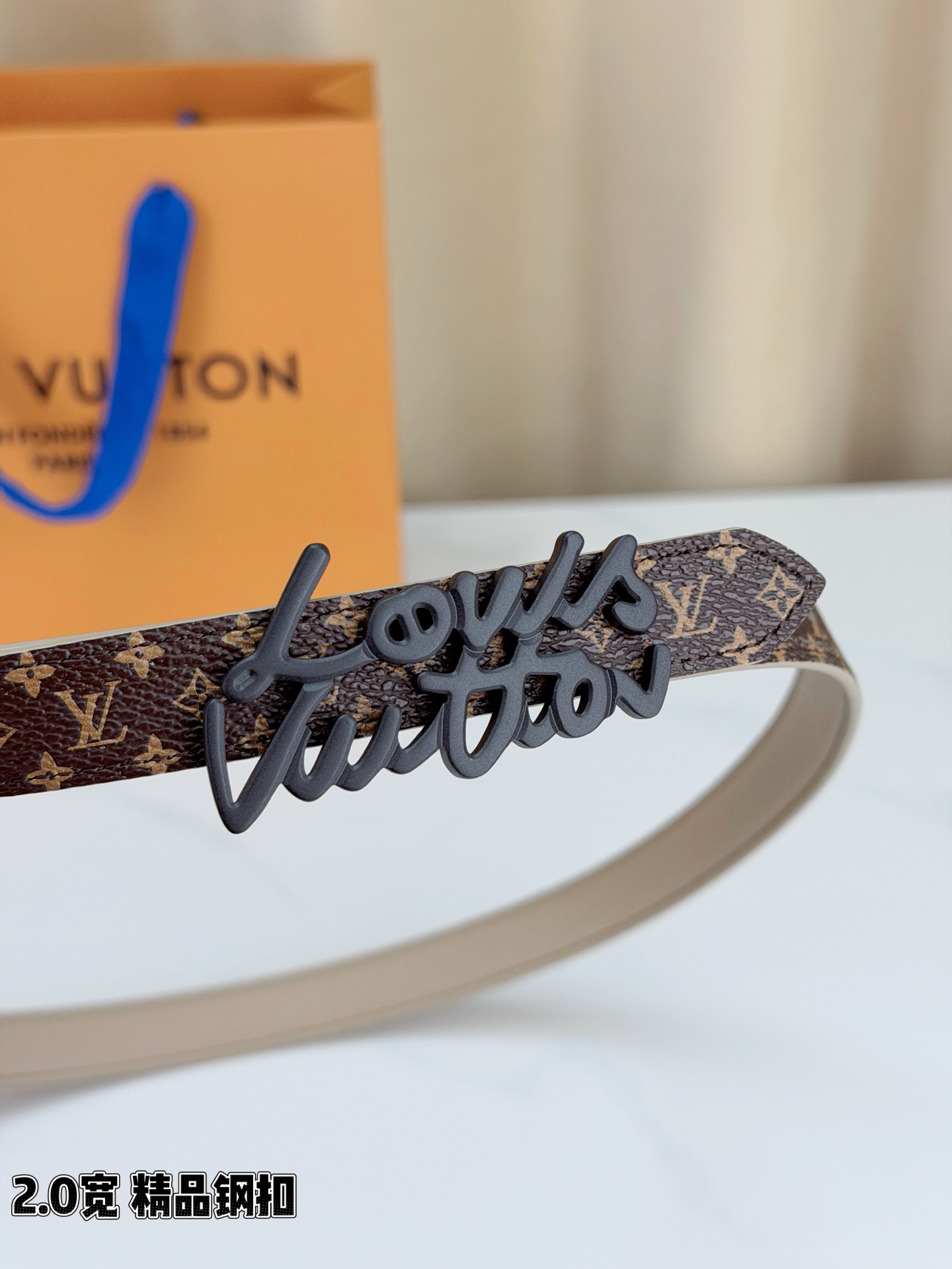 路易威登2.0宽双面腰带，经典老花邂逅纯色荔枝纹，两面风情随心切换。花体钢扣镌刻品牌之名，金银光泽温婉流