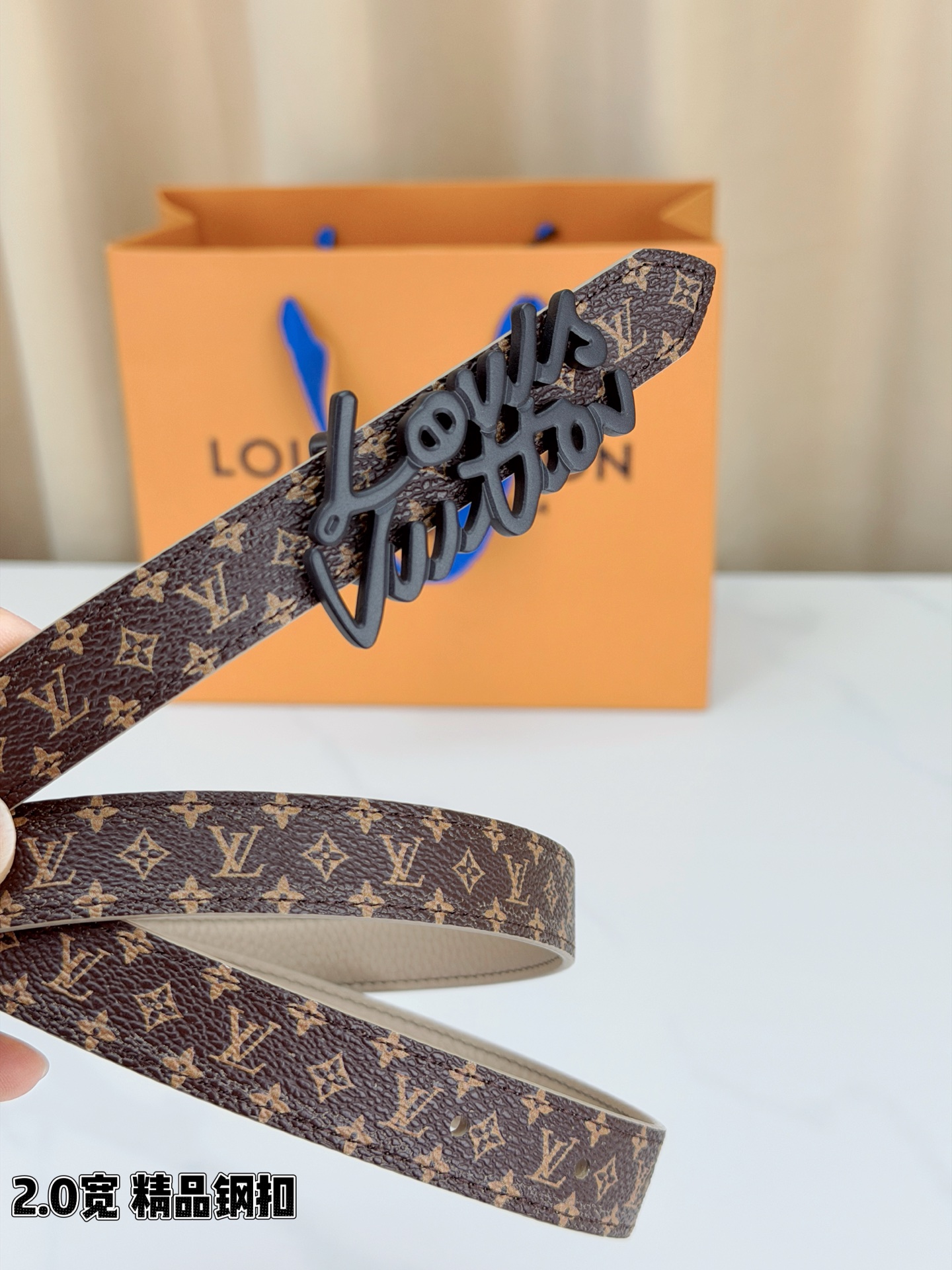 路易威登2.0宽双面腰带，经典老花邂逅纯色荔枝纹，两面风情随心切换。花体钢扣镌刻品牌之名，金银光泽温婉流