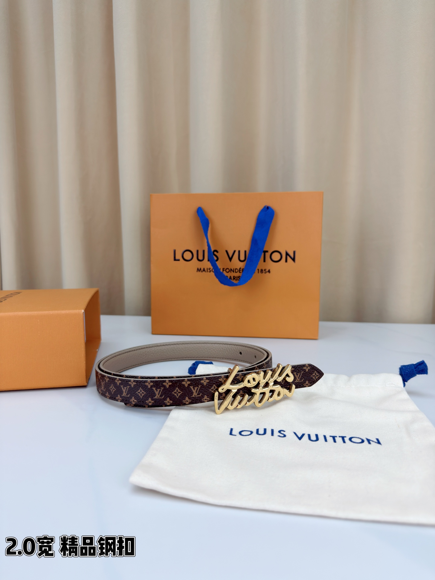 路易威登2.0宽双面腰带，经典老花邂逅纯色荔枝纹，两面风情随心切换。花体钢扣镌刻品牌之名，金银光泽温婉流