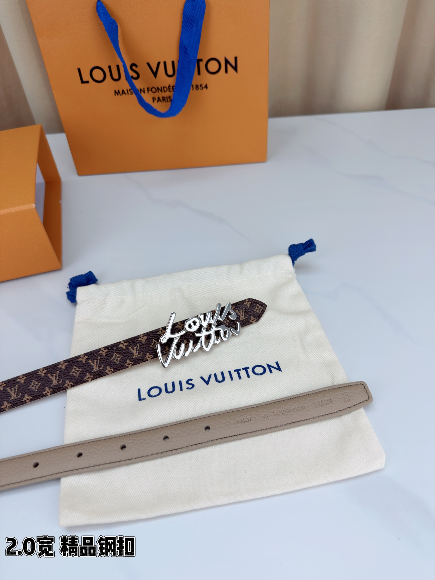 路易威登2.0宽双面腰带，经典老花邂逅纯色荔枝纹，两面风情随心切换。花体钢扣镌刻品牌之名，金银光泽温婉流