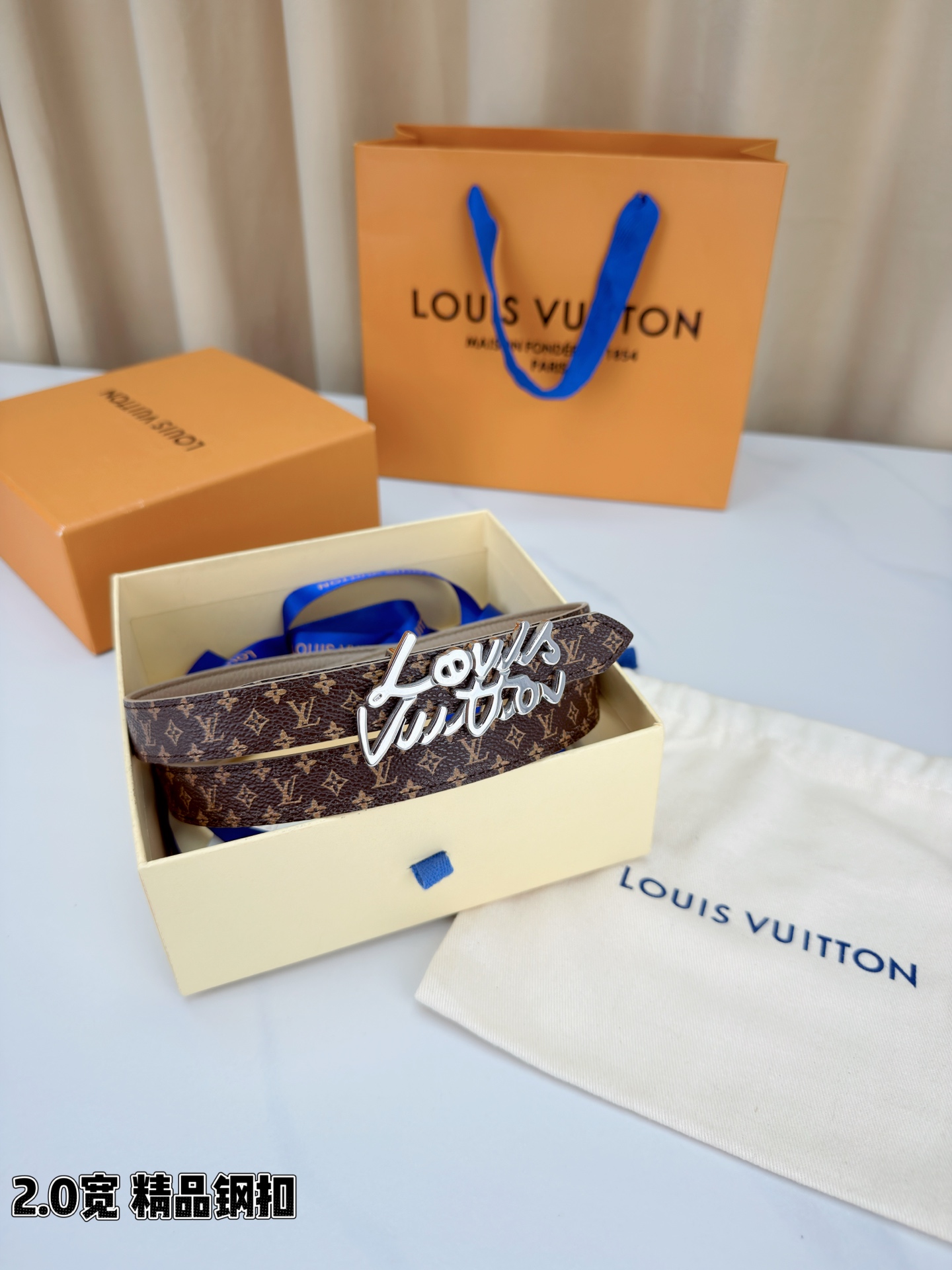 路易威登2.0宽双面腰带，经典老花邂逅纯色荔枝纹，两面风情随心切换。花体钢扣镌刻品牌之名，金银光泽温婉流