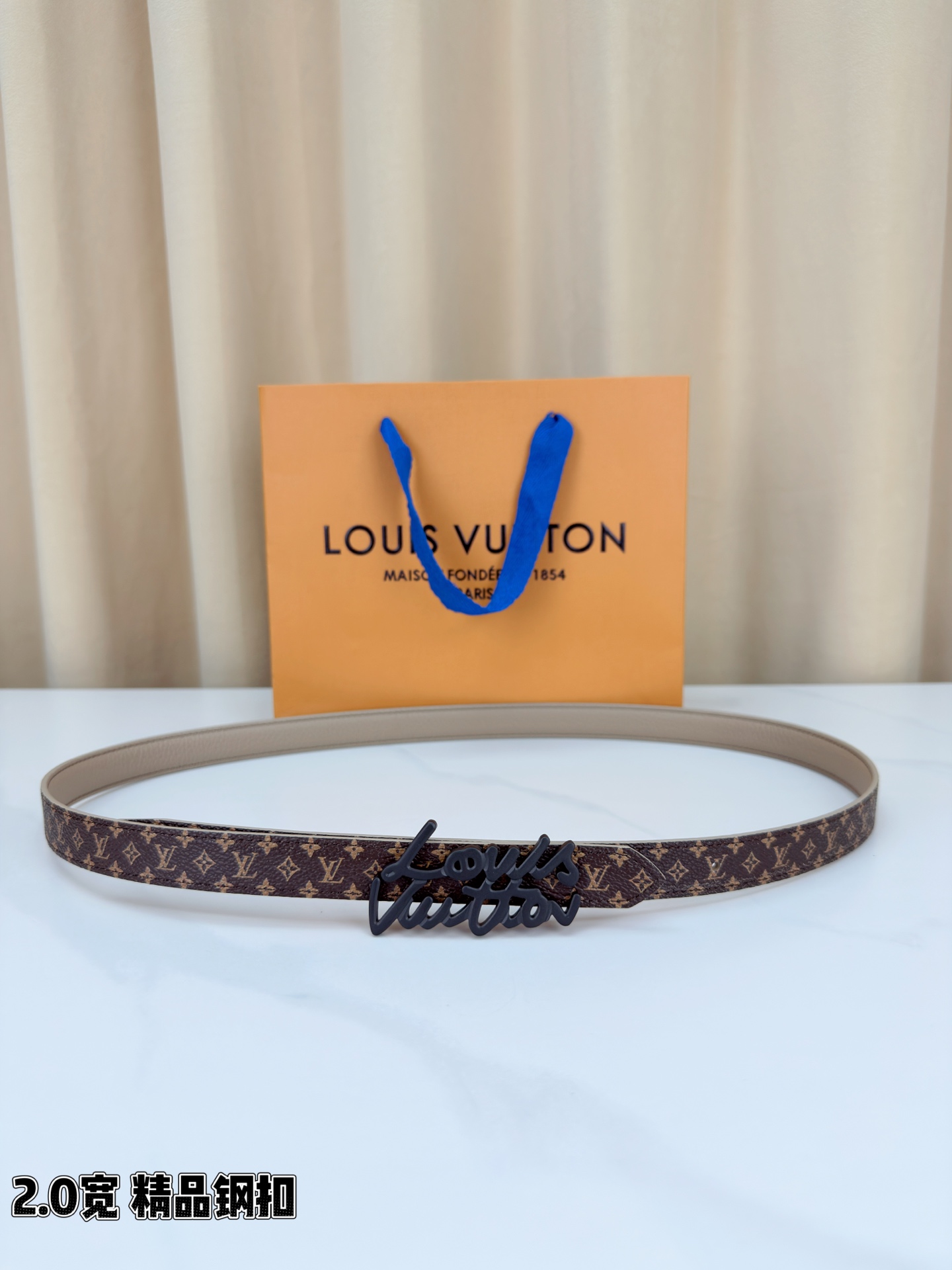 路易威登2.0宽双面腰带，经典老花邂逅纯色荔枝纹，两面风情随心切换。花体钢扣镌刻品牌之名，金银光泽温婉流
