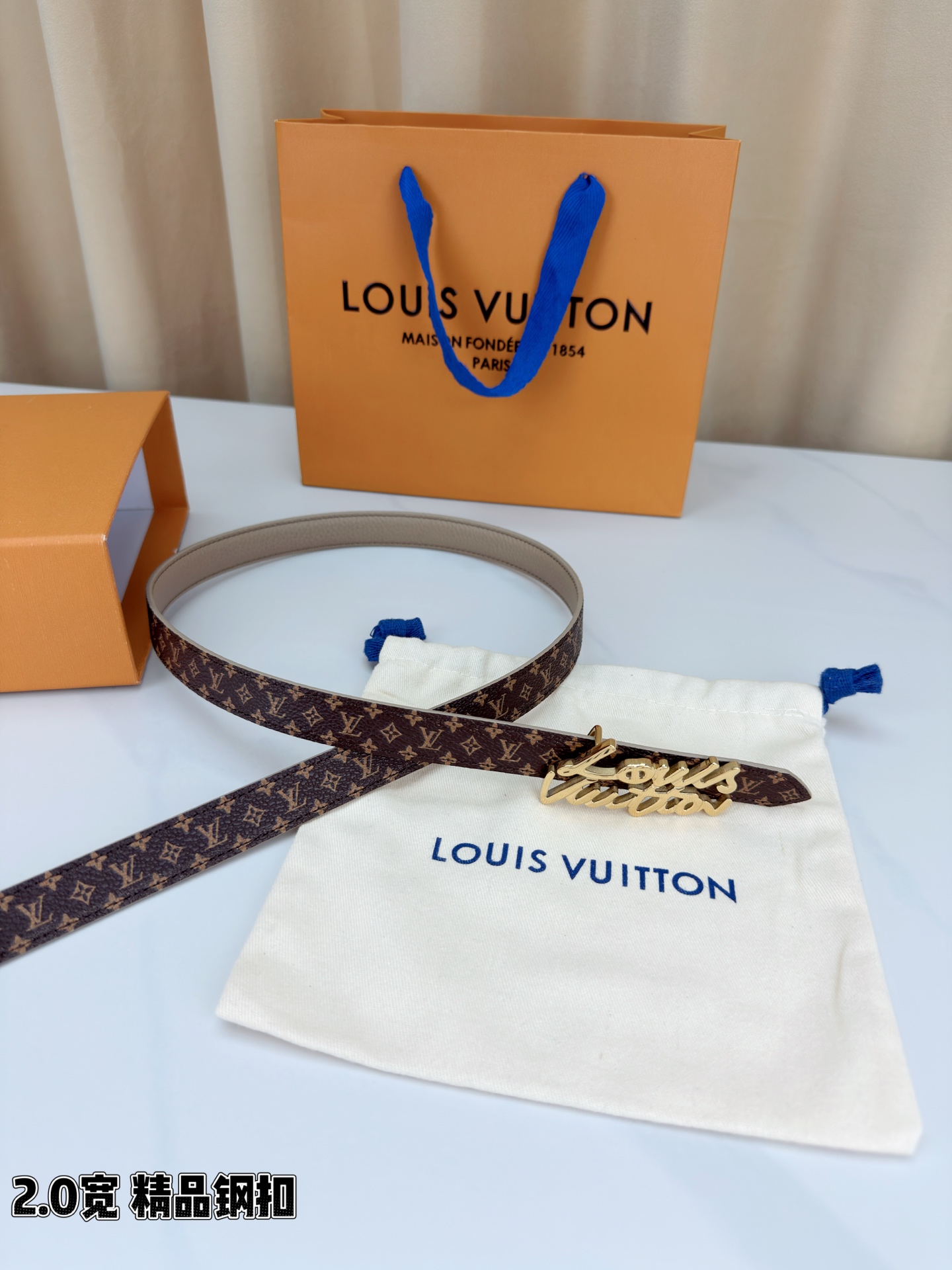 路易威登2.0宽双面腰带，经典老花邂逅纯色荔枝纹，两面风情随心切换。花体钢扣镌刻品牌之名，金银光泽温婉流