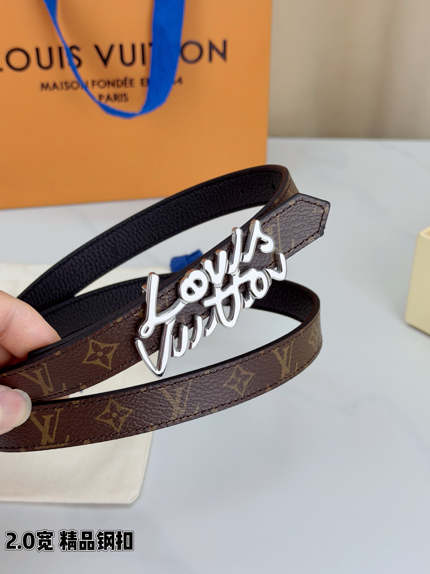 路易威登2.0宽双面腰带，经典老花邂逅纯色荔枝纹，两面风情随心切换。花体钢扣镌刻品牌之名，金银光泽温婉流
