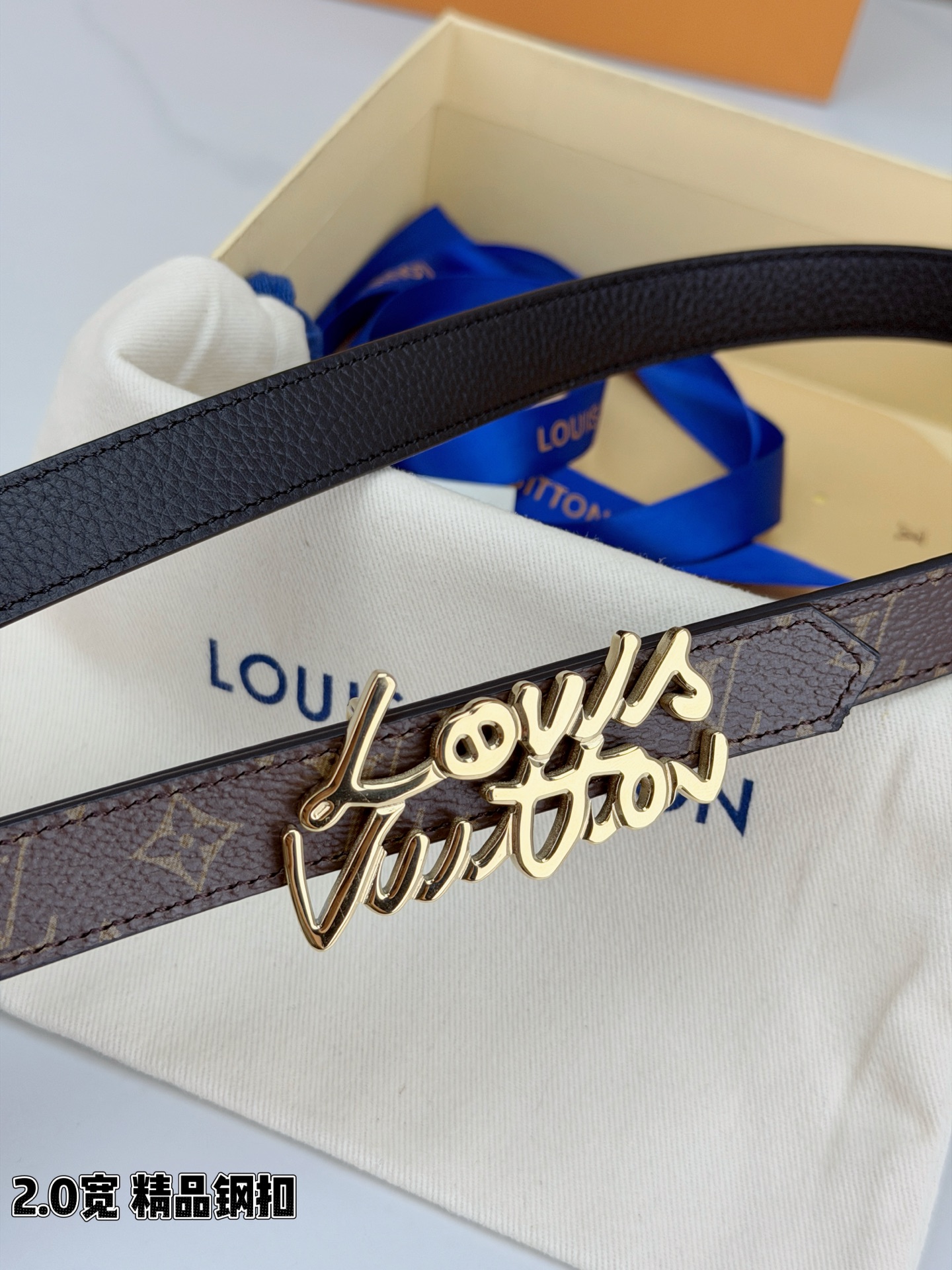 路易威登2.0宽双面腰带，经典老花邂逅纯色荔枝纹，两面风情随心切换。花体钢扣镌刻品牌之名，金银光泽温婉流