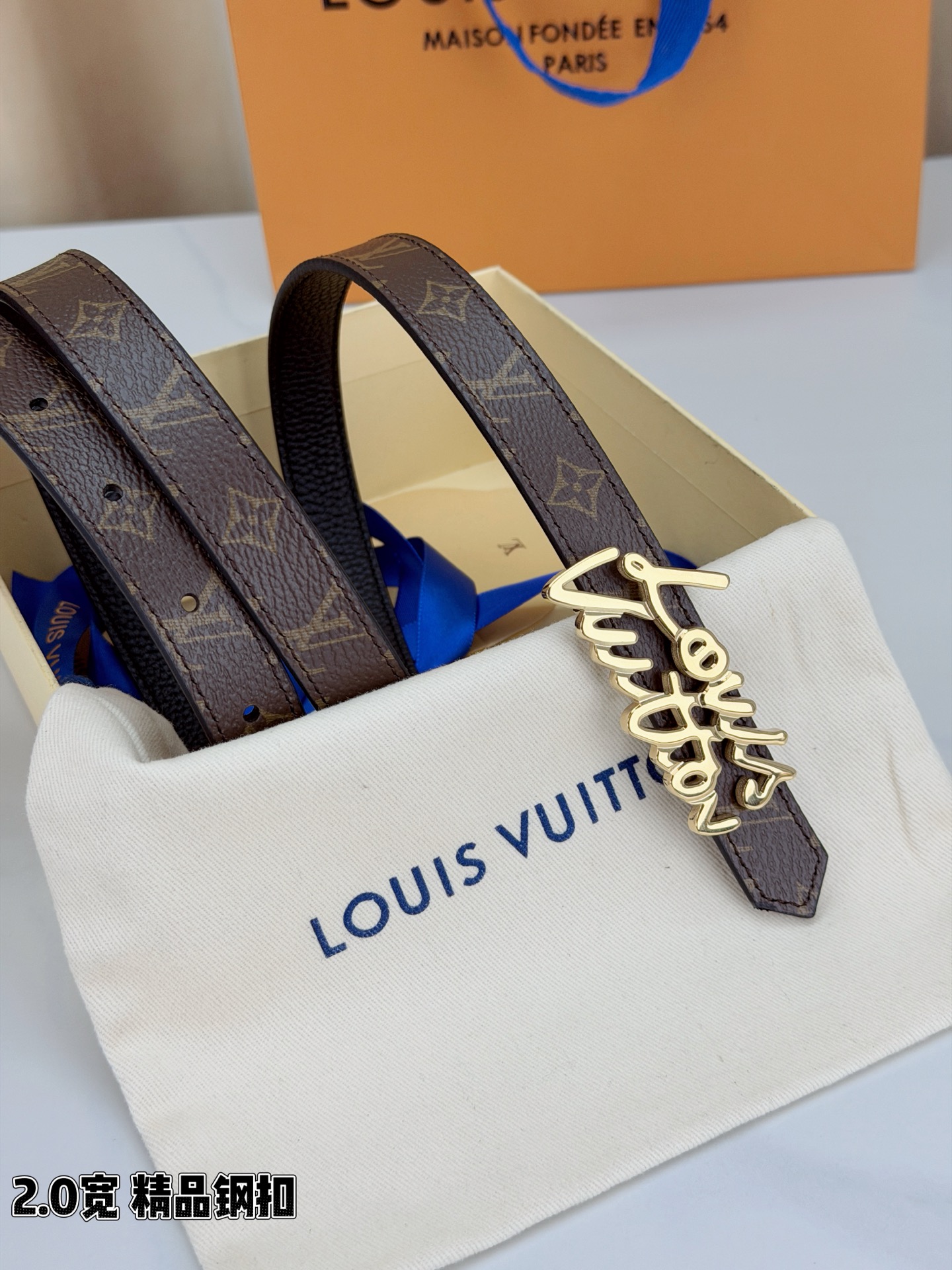 路易威登2.0宽双面腰带，经典老花邂逅纯色荔枝纹，两面风情随心切换。花体钢扣镌刻品牌之名，金银光泽温婉流