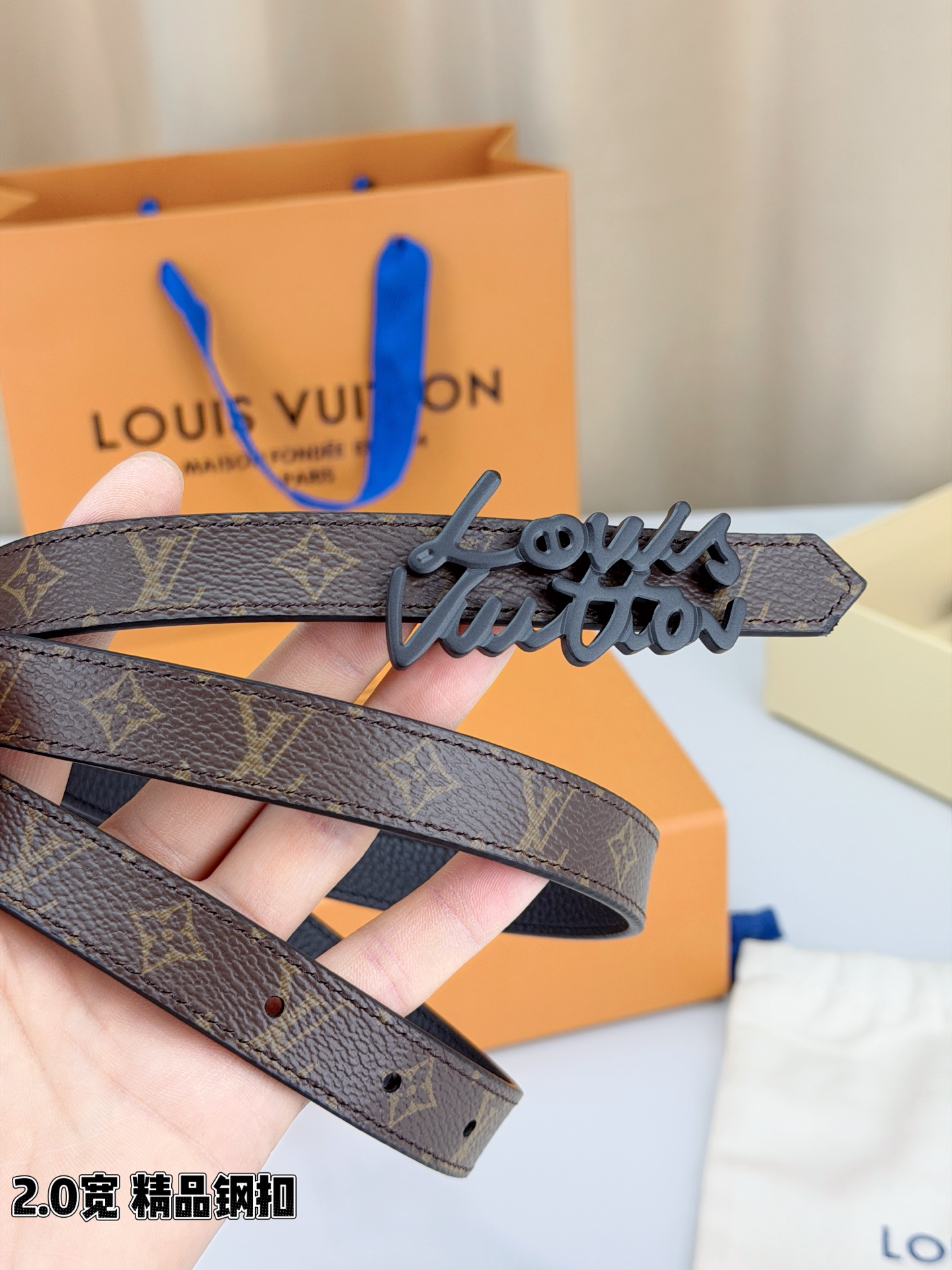 路易威登2.0宽双面腰带，经典老花邂逅纯色荔枝纹，两面风情随心切换。花体钢扣镌刻品牌之名，金银光泽温婉流