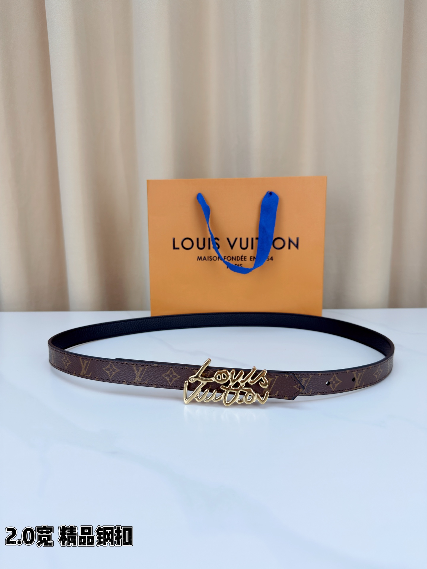 路易威登2.0宽双面腰带，经典老花邂逅纯色荔枝纹，两面风情随心切换。花体钢扣镌刻品牌之名，金银光泽温婉流