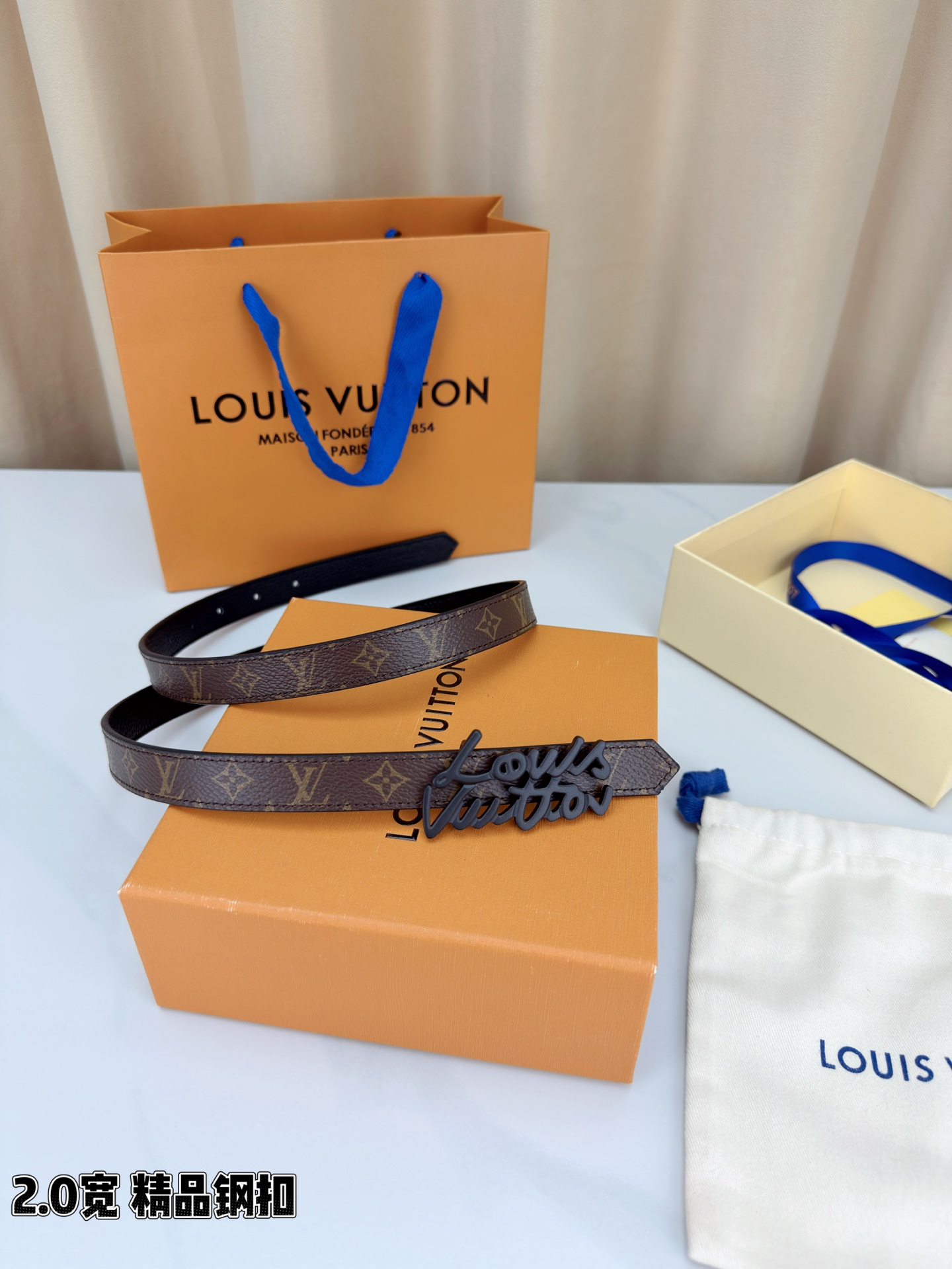 路易威登2.0宽双面腰带，经典老花邂逅纯色荔枝纹，两面风情随心切换。花体钢扣镌刻品牌之名，金银光泽温婉流