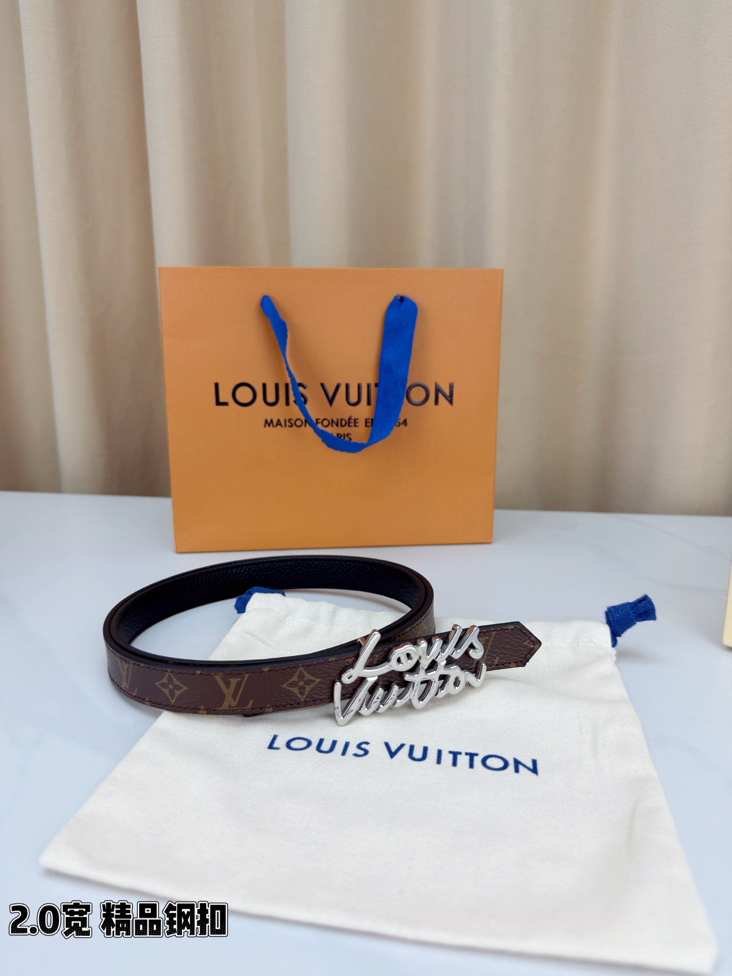 路易威登2.0宽双面腰带，经典老花邂逅纯色荔枝纹，两面风情随心切换。花体钢扣镌刻品牌之名，金银光泽温婉流