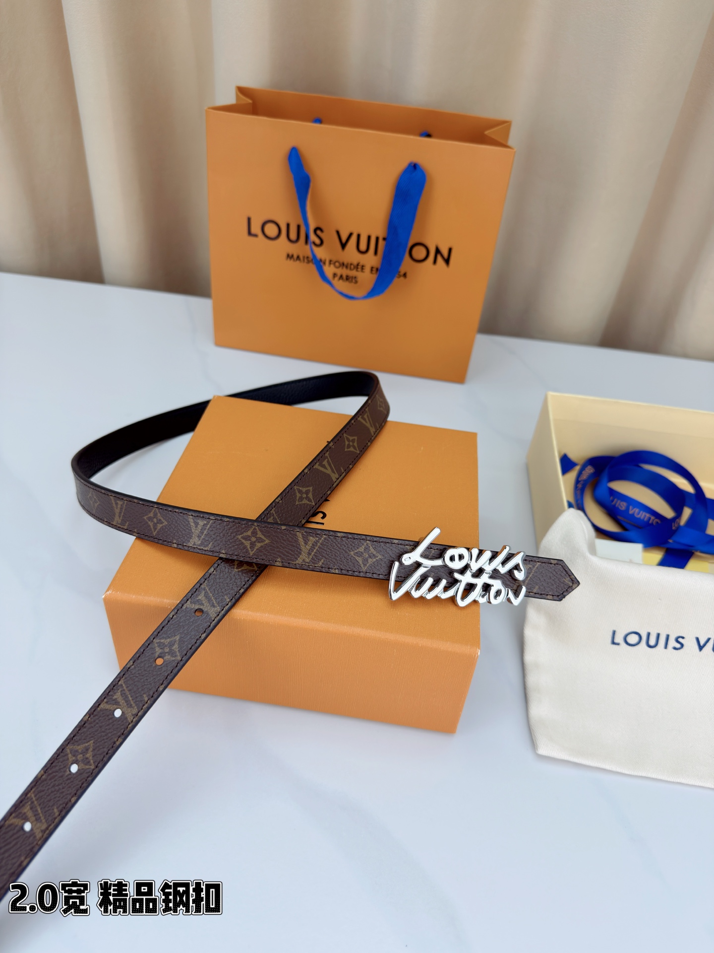 路易威登2.0宽双面腰带，经典老花邂逅纯色荔枝纹，两面风情随心切换。花体钢扣镌刻品牌之名，金银光泽温婉流