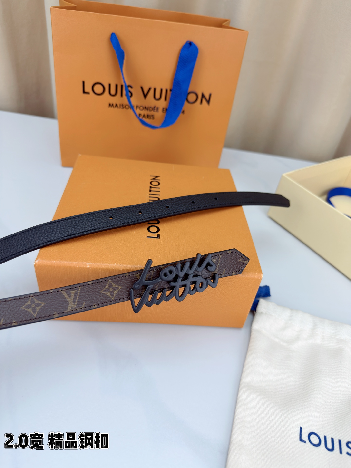 路易威登2.0宽双面腰带，经典老花邂逅纯色荔枝纹，两面风情随心切换。花体钢扣镌刻品牌之名，金银光泽温婉流