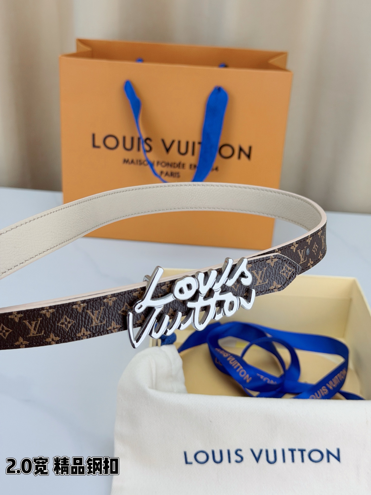 路易威登2.0宽双面腰带，经典老花邂逅纯色荔枝纹，两面风情随心切换。花体钢扣镌刻品牌之名，金银光泽温婉流