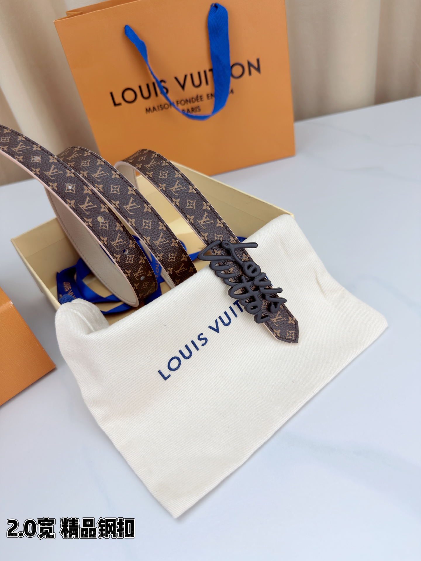 路易威登2.0宽双面腰带，经典老花邂逅纯色荔枝纹，两面风情随心切换。花体钢扣镌刻品牌之名，金银光泽温婉流