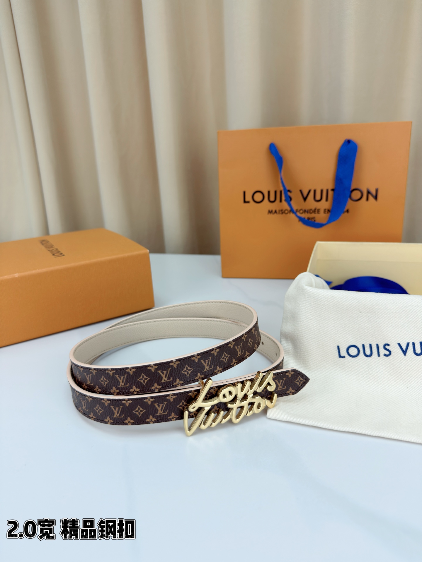 路易威登2.0宽双面腰带，经典老花邂逅纯色荔枝纹，两面风情随心切换。花体钢扣镌刻品牌之名，金银光泽温婉流