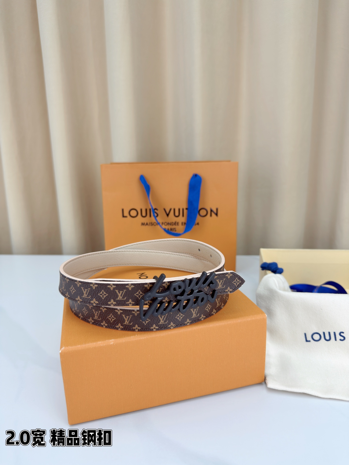 路易威登2.0宽双面腰带，经典老花邂逅纯色荔枝纹，两面风情随心切换。花体钢扣镌刻品牌之名，金银光泽温婉流