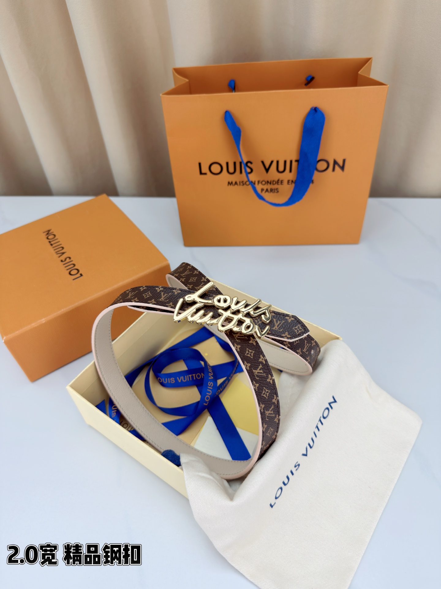 路易威登2.0宽双面腰带，经典老花邂逅纯色荔枝纹，两面风情随心切换。花体钢扣镌刻品牌之名，金银光泽温婉流