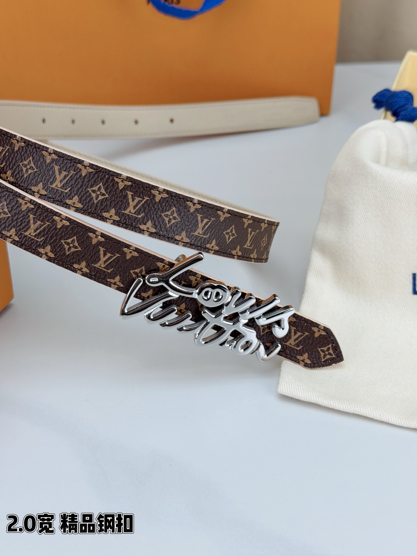 路易威登2.0宽双面腰带，经典老花邂逅纯色荔枝纹，两面风情随心切换。花体钢扣镌刻品牌之名，金银光泽温婉流