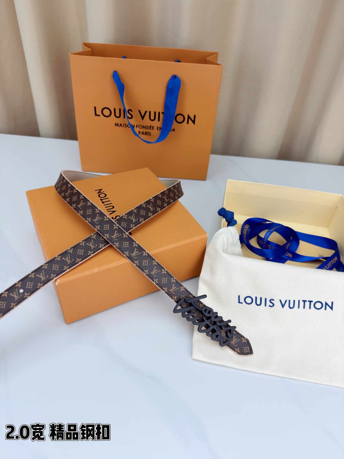 路易威登2.0宽双面腰带，经典老花邂逅纯色荔枝纹，两面风情随心切换。花体钢扣镌刻品牌之名，金银光泽温婉流